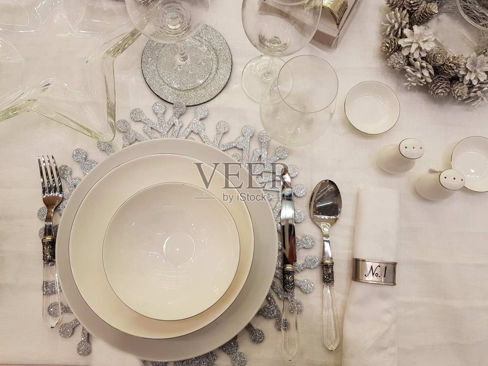 俯视图的节日圣诞餐桌设置照片摄影图片