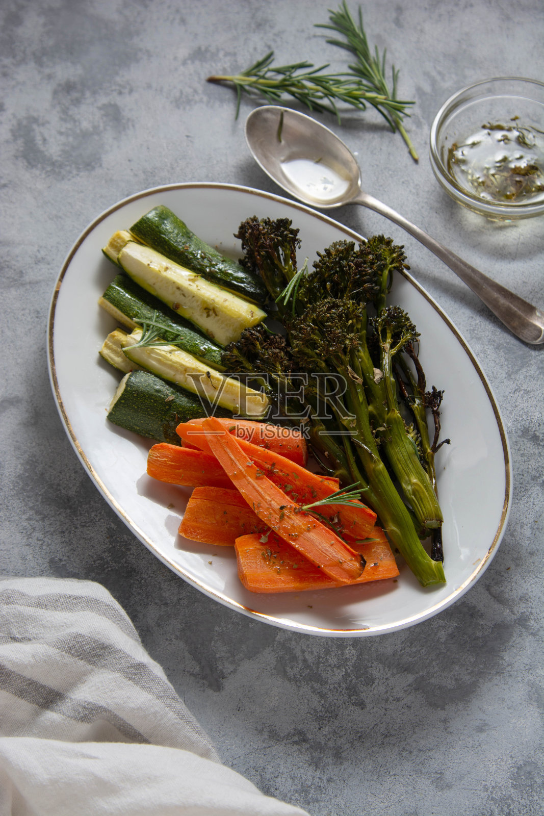 烤蔬菜,西兰花,胡萝卜,西葫芦。健康食品,健康饮食。照片摄影图片