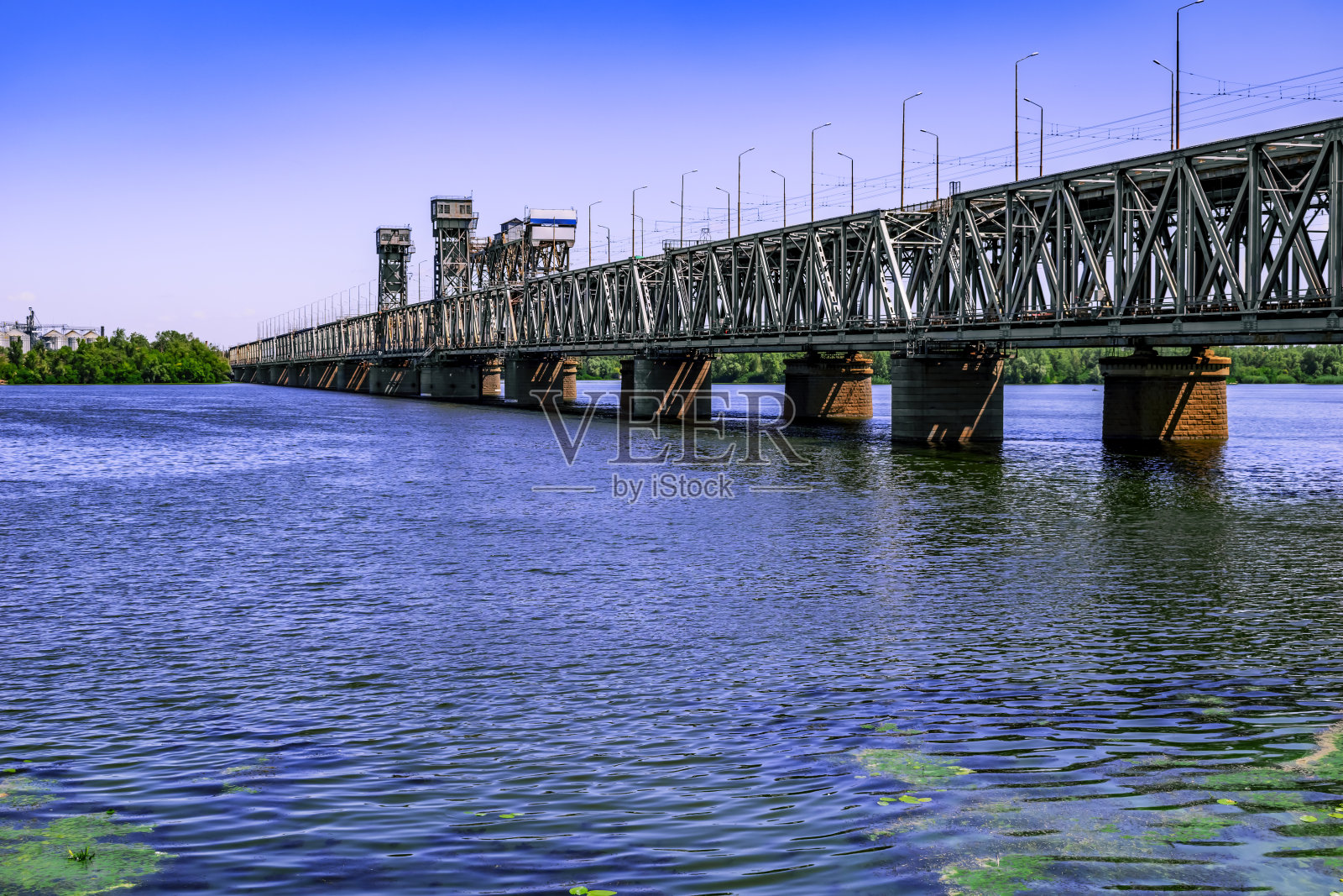 第聂伯罗彼得罗夫斯克的阿穆尔桥侧视图(乌克兰)照片摄影图片