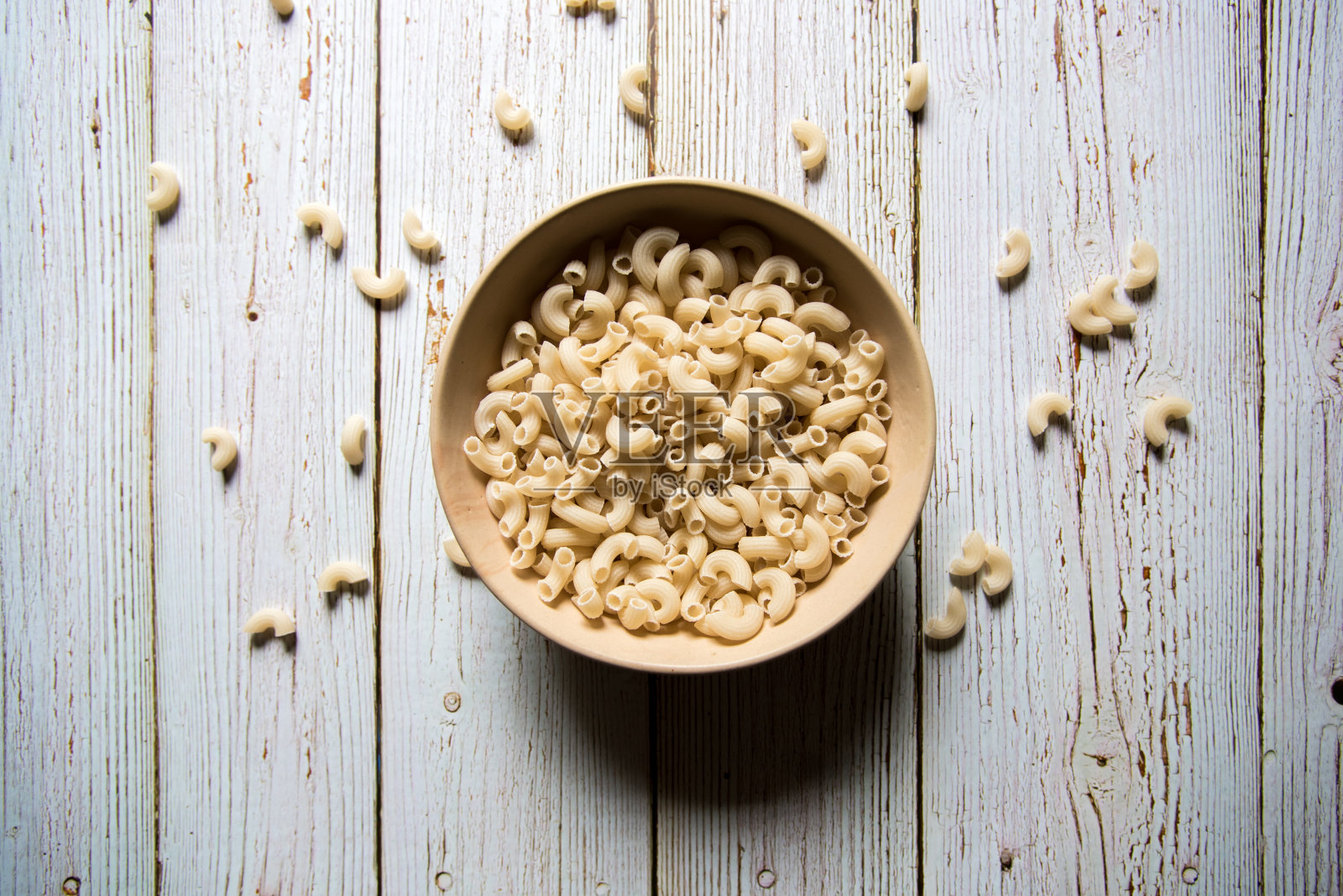 俯视图通心粉通心粉在一个碗照片摄影图片