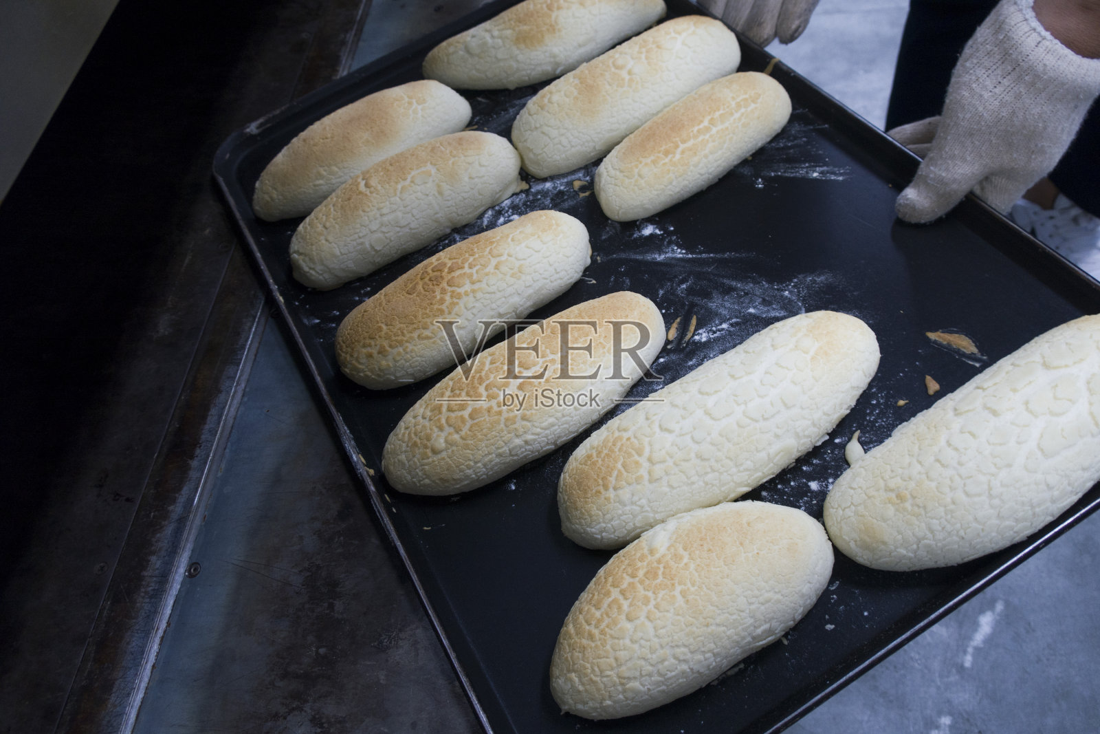 烤盘上的面包刚出炉。照片摄影图片