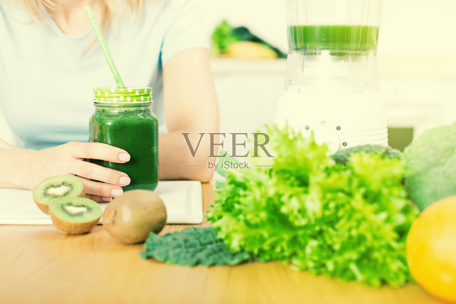 准备排毒水果奶昔在搅拌机照片摄影图片