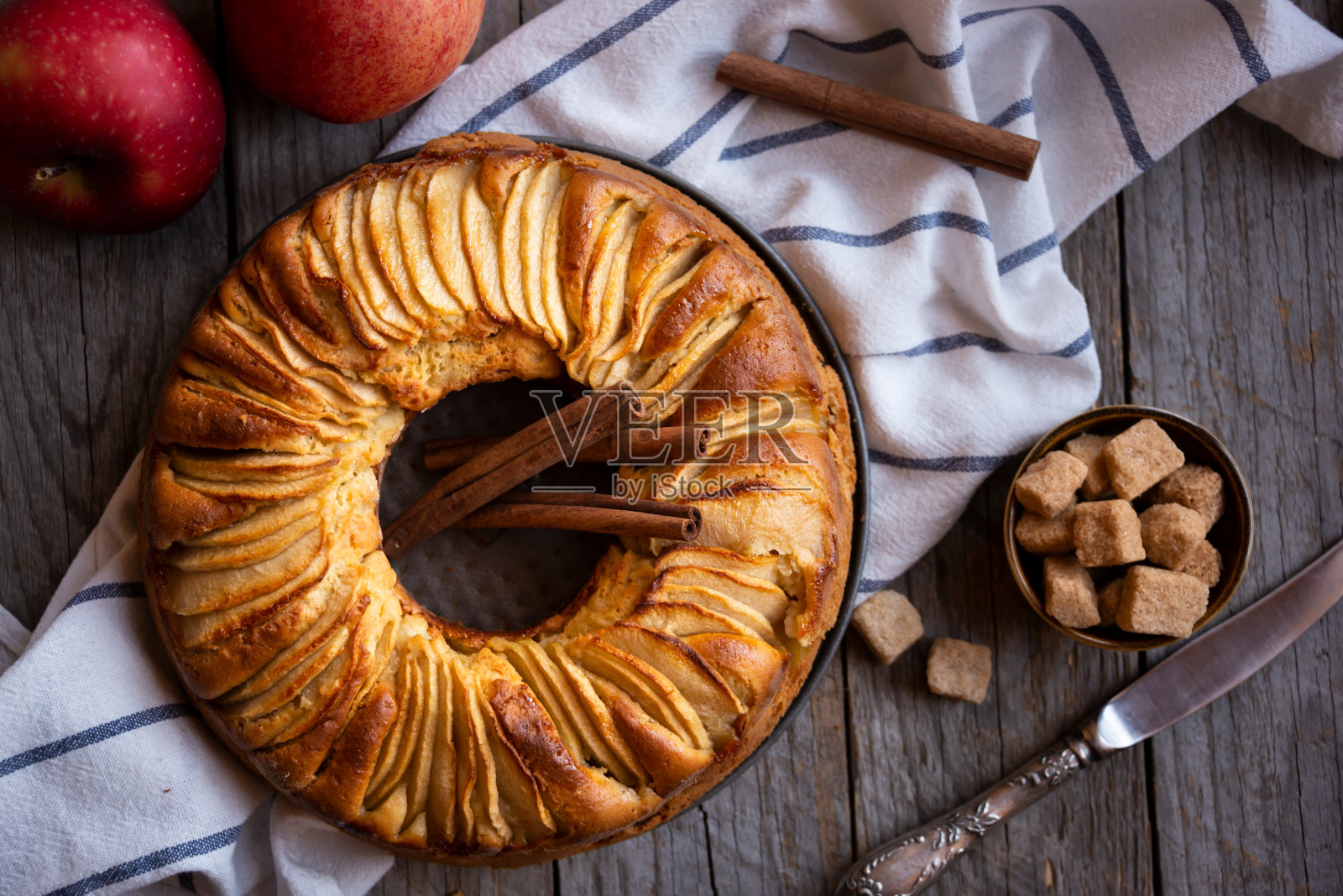 自制美味的苹果派,配上苹果片和肉桂照片摄影图片