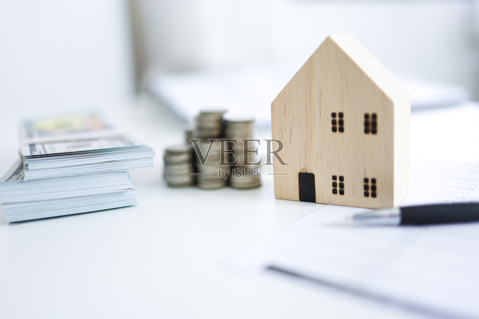 攒钱用于房地产投资,用成堆的钱为买房和贷款准备未来的金融或保险概念照片摄影图片