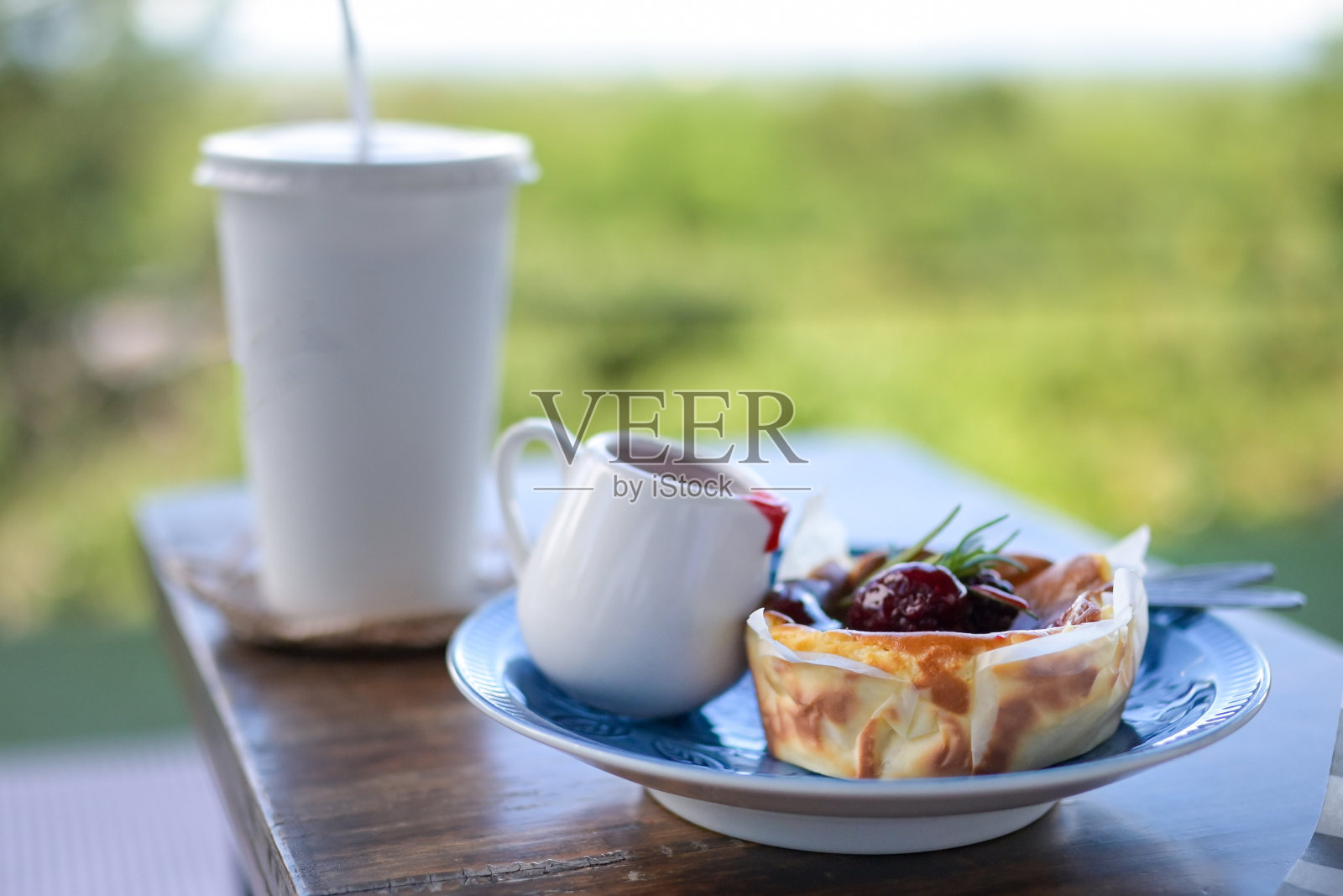 用浆果和冬季浆果来接近蛋糕。Cheesecake.dessert。健康食品。创造性的大气的装饰。照片摄影图片