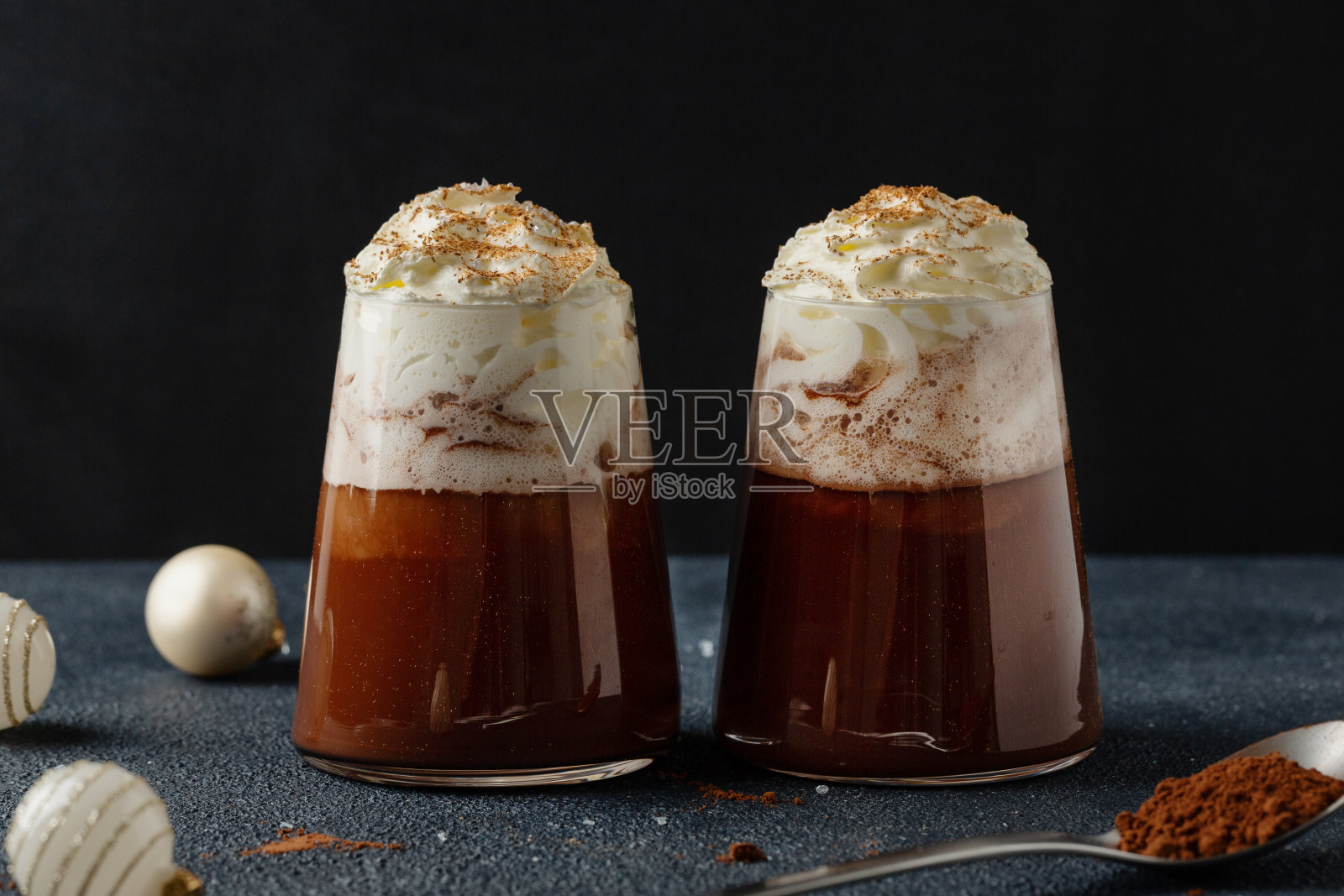 杯装热巧克力和奶油照片摄影图片