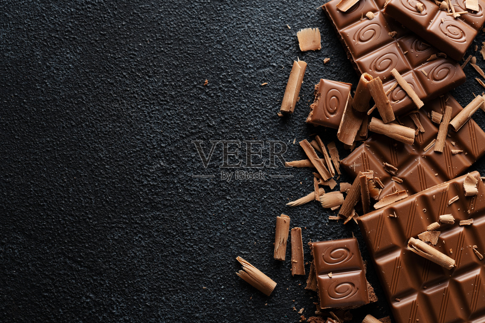 黑色背景上的碎巧克力照片摄影图片