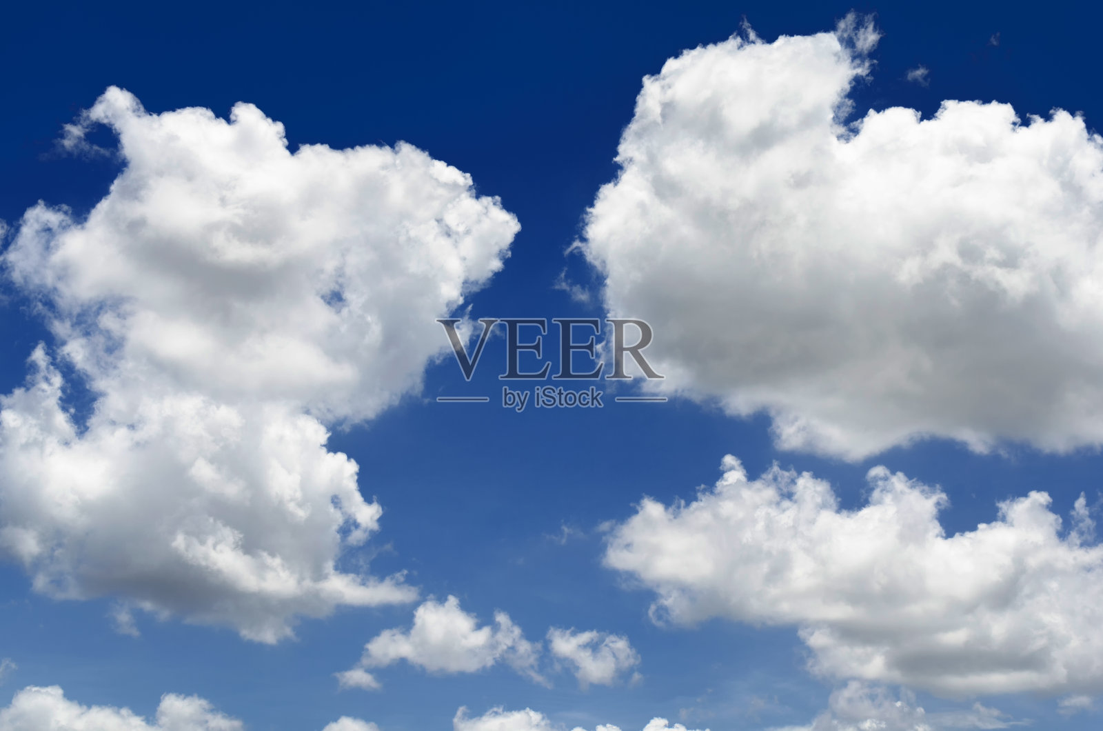 美丽的蓝天和白色蓬松的云地平线户外为背景。照片摄影图片