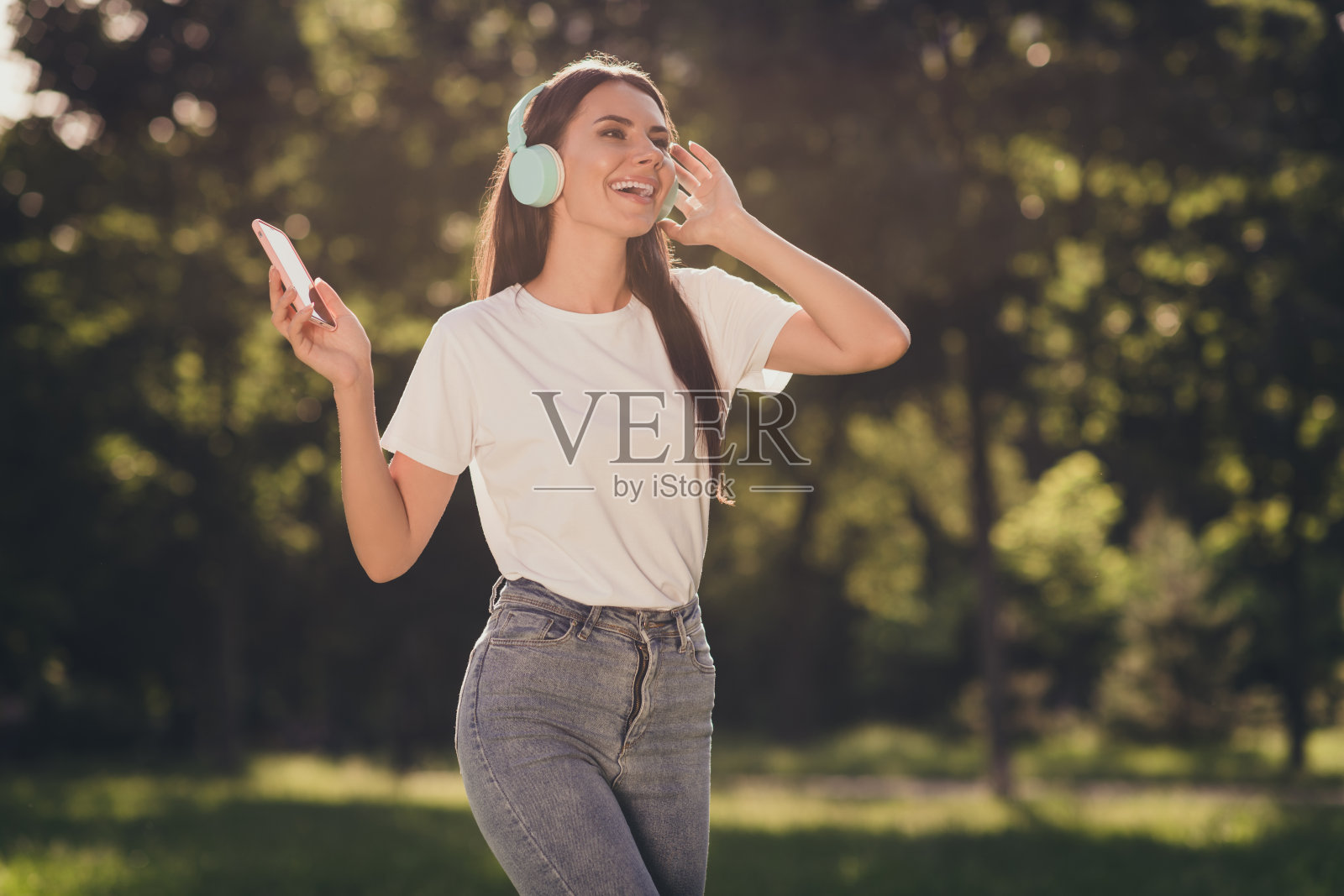 她的肖像,她漂亮迷人,漂亮愉快,快乐,苗条,苗条的女孩享受花时间听,唱歌,打单立体声播放列表,跳舞阳光明媚的一天照片摄影图片