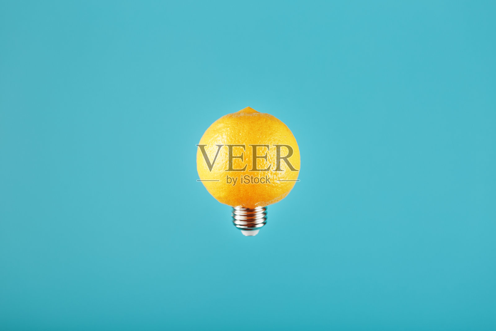 蓝色背景上的柠檬灯泡。概念性的想法照片摄影图片