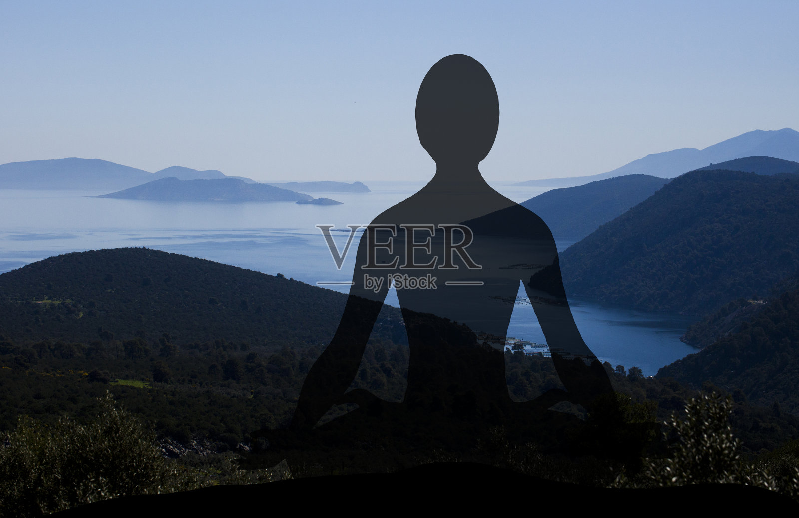 背靠天空站在山上的剪影照片摄影图片