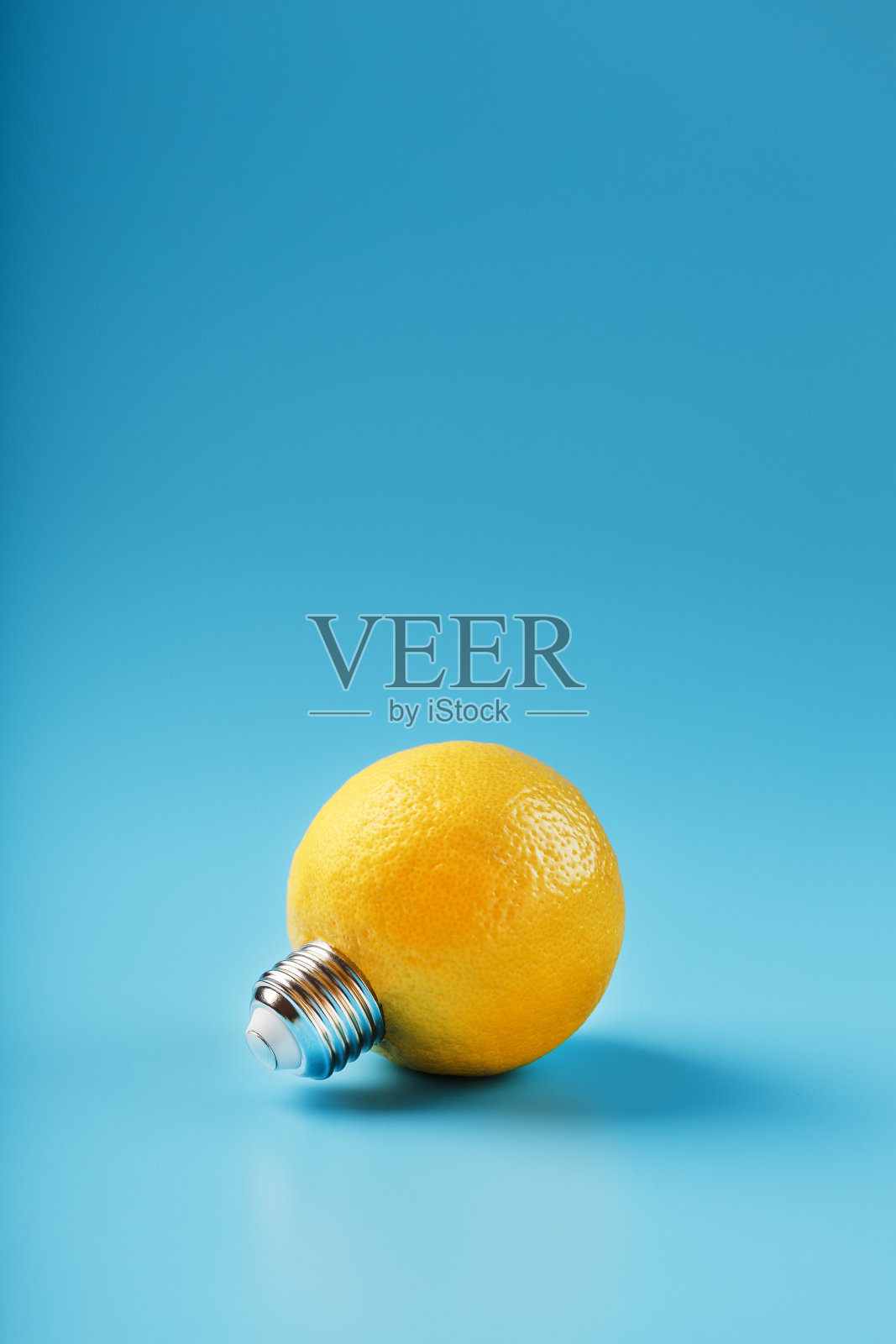 蓝色背景上的柠檬水果灯泡。概念的想法。照片摄影图片