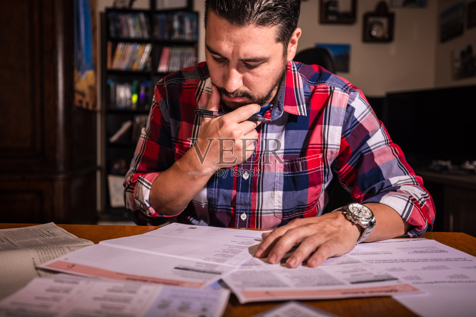 男子填写选票表格为2020年的选举投票照片摄影图片