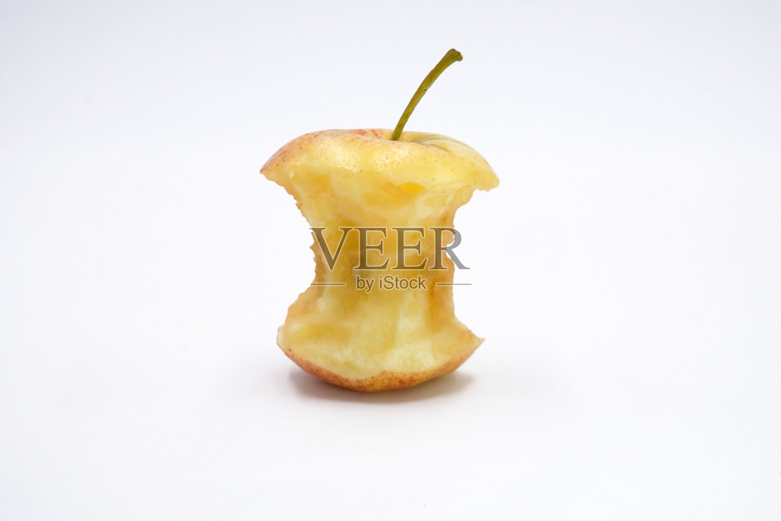 在白色背景上吃苹果核照片摄影图片