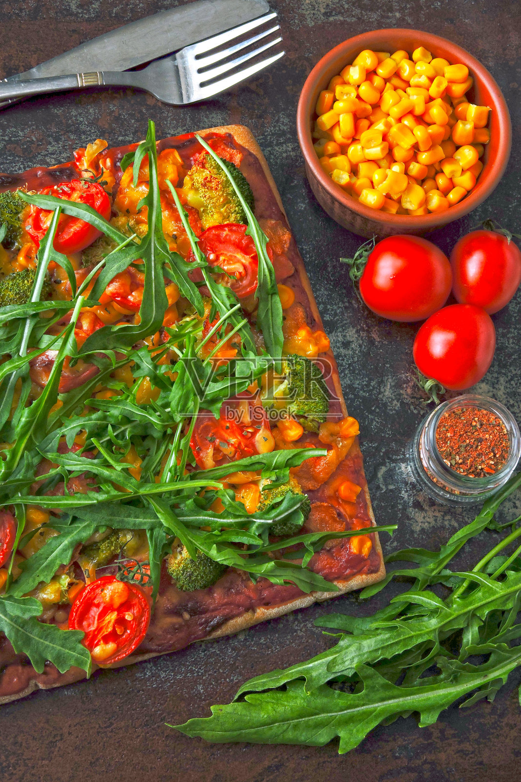 素食披萨配蔬菜和酱汁。照片摄影图片