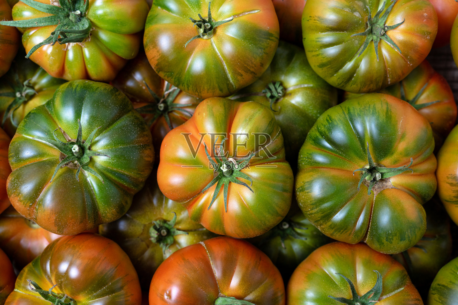 美味的番茄在夏季托盘市场农业农场充满了有机。新鲜的西红柿,可以作为背景。照片摄影图片