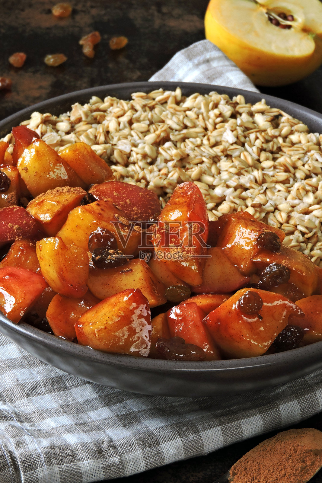 燕麦片加苹果和肉桂。照片摄影图片