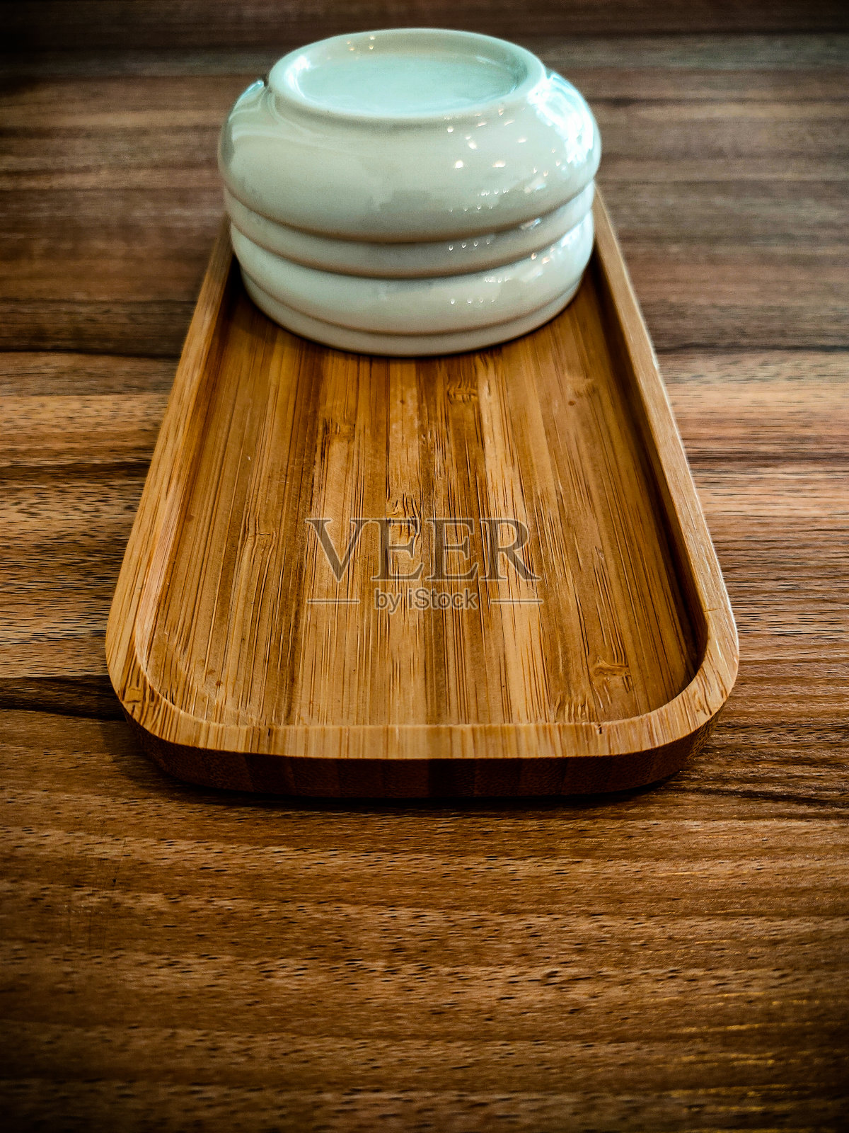 白色的盘子放在木桌上。亚洲的味道。垂直的照片。照片摄影图片