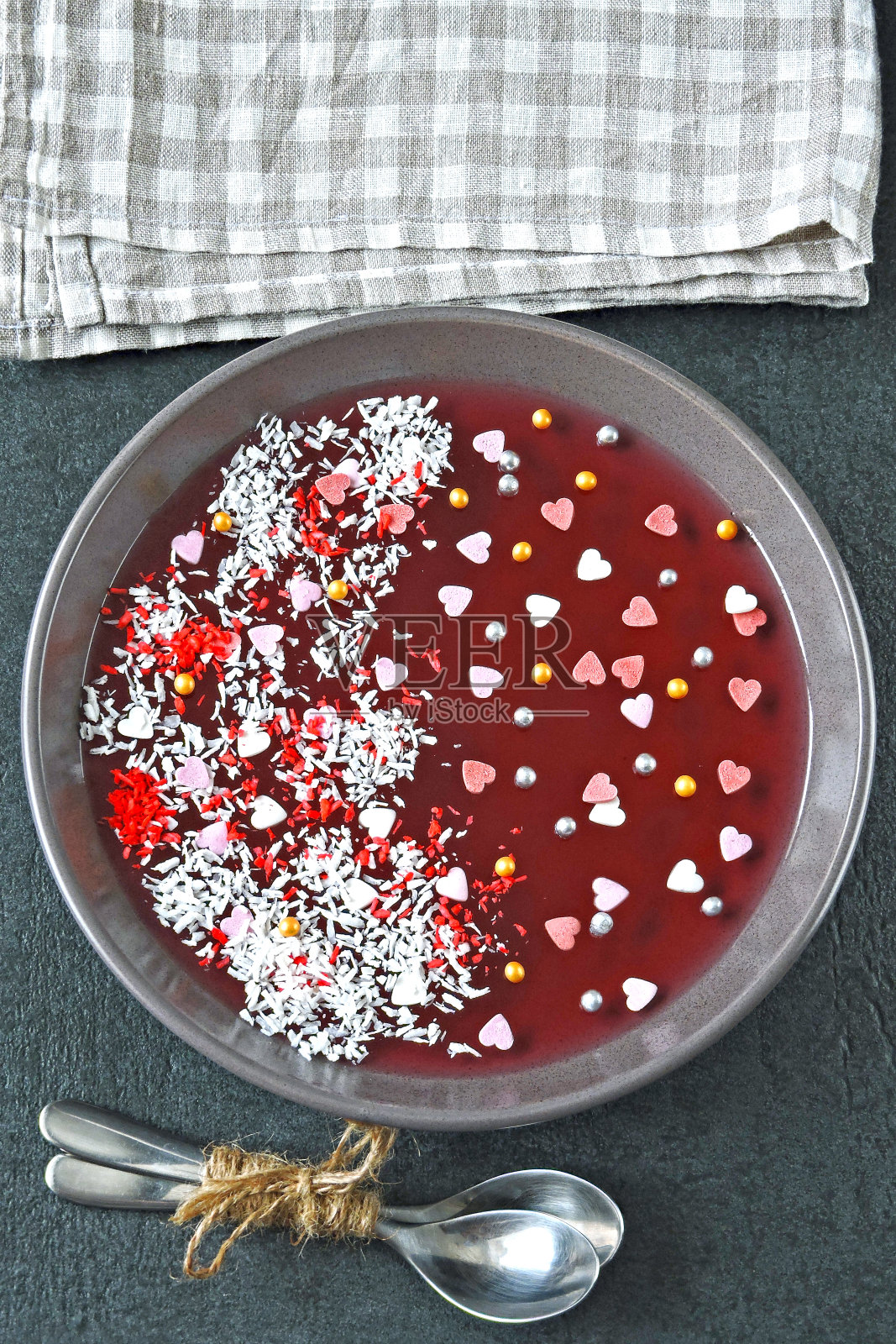 情人节甜点。一碗用心形装饰的果酱。照片摄影图片