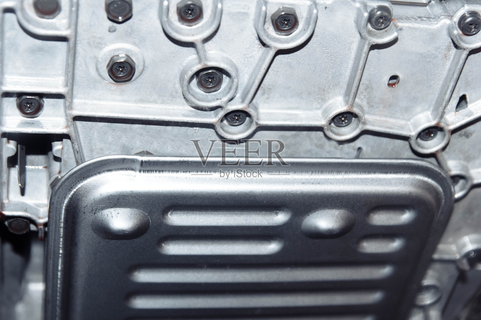 自动变速箱滤油器,拆卸油槽时安装。照片摄影图片