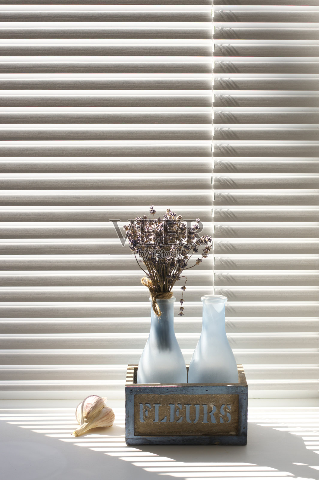 百叶窗前放着一小束干薰衣草照片摄影图片