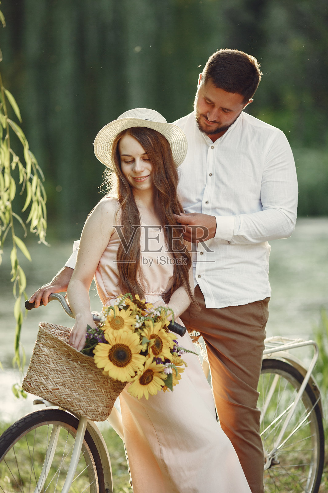 一对夫妇在夏天的公园里骑着老式自行车照片摄影图片