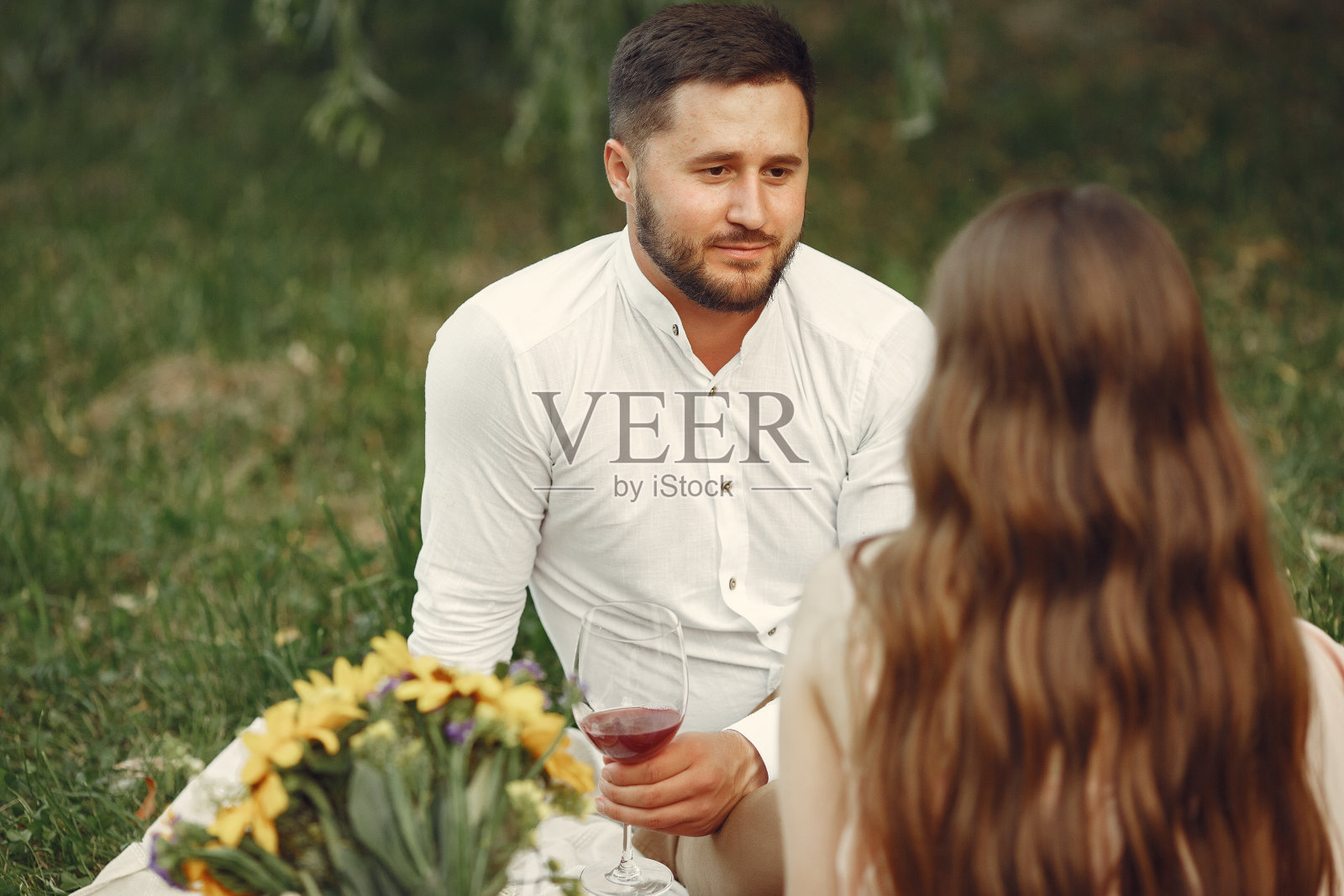 一对美丽的夫妇在夏日的田野上度过时光照片摄影图片