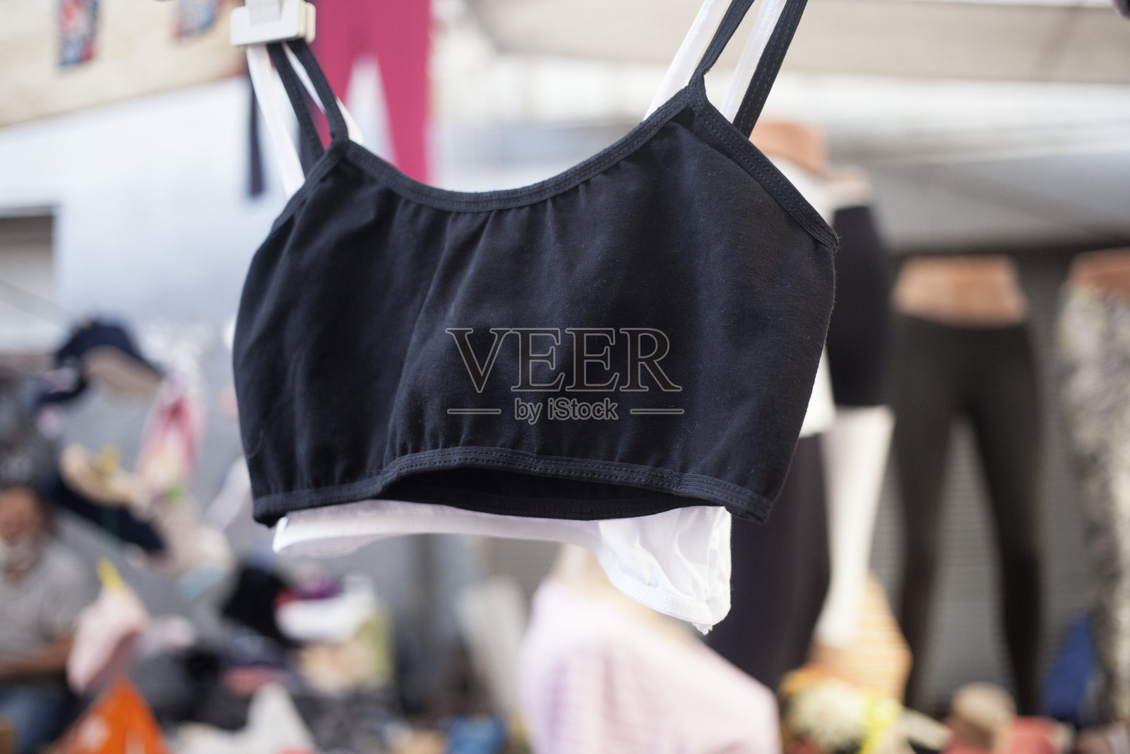 挂口罩照片摄影图片