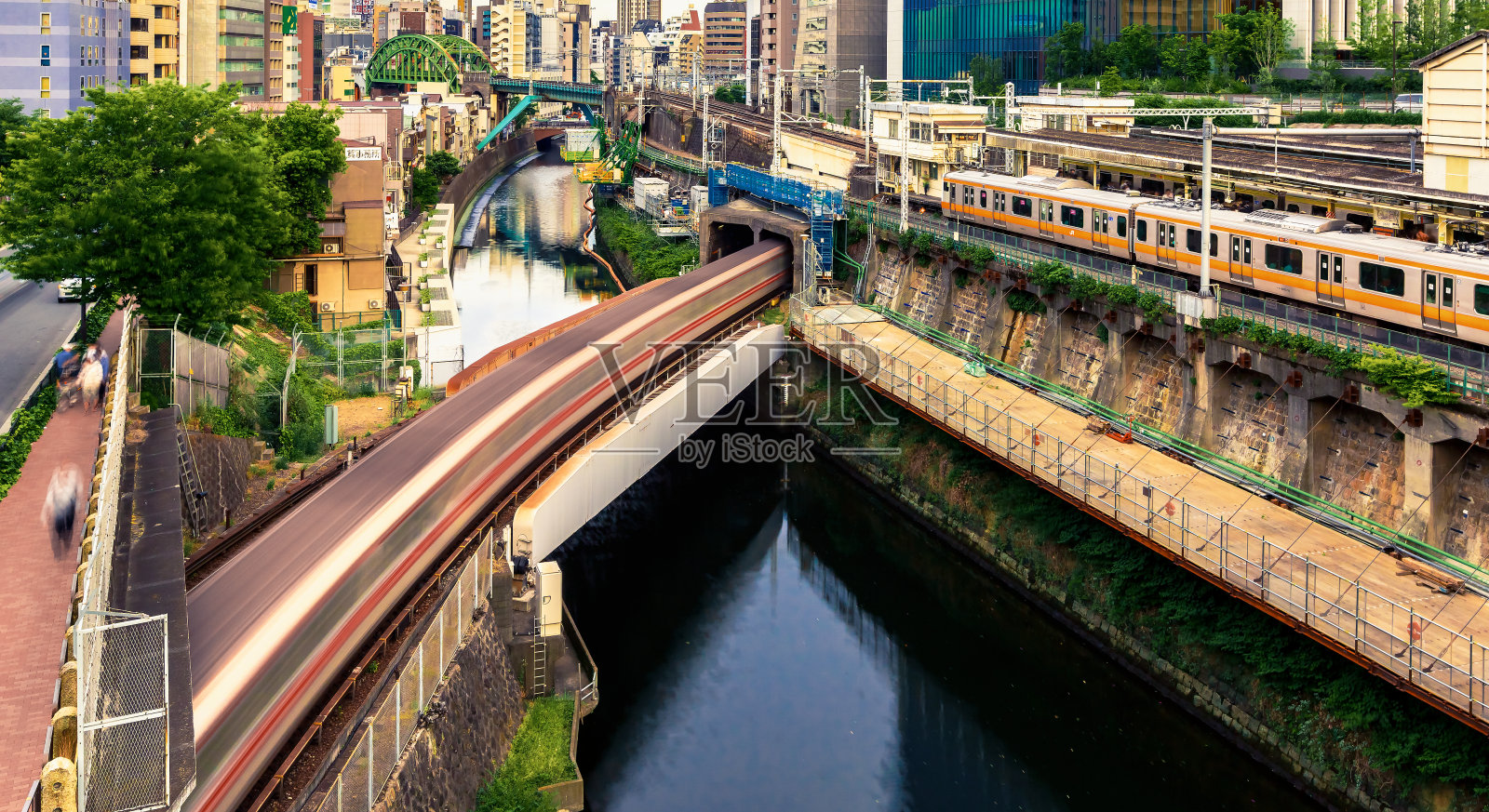 火车经过东京御水津火车站照片摄影图片