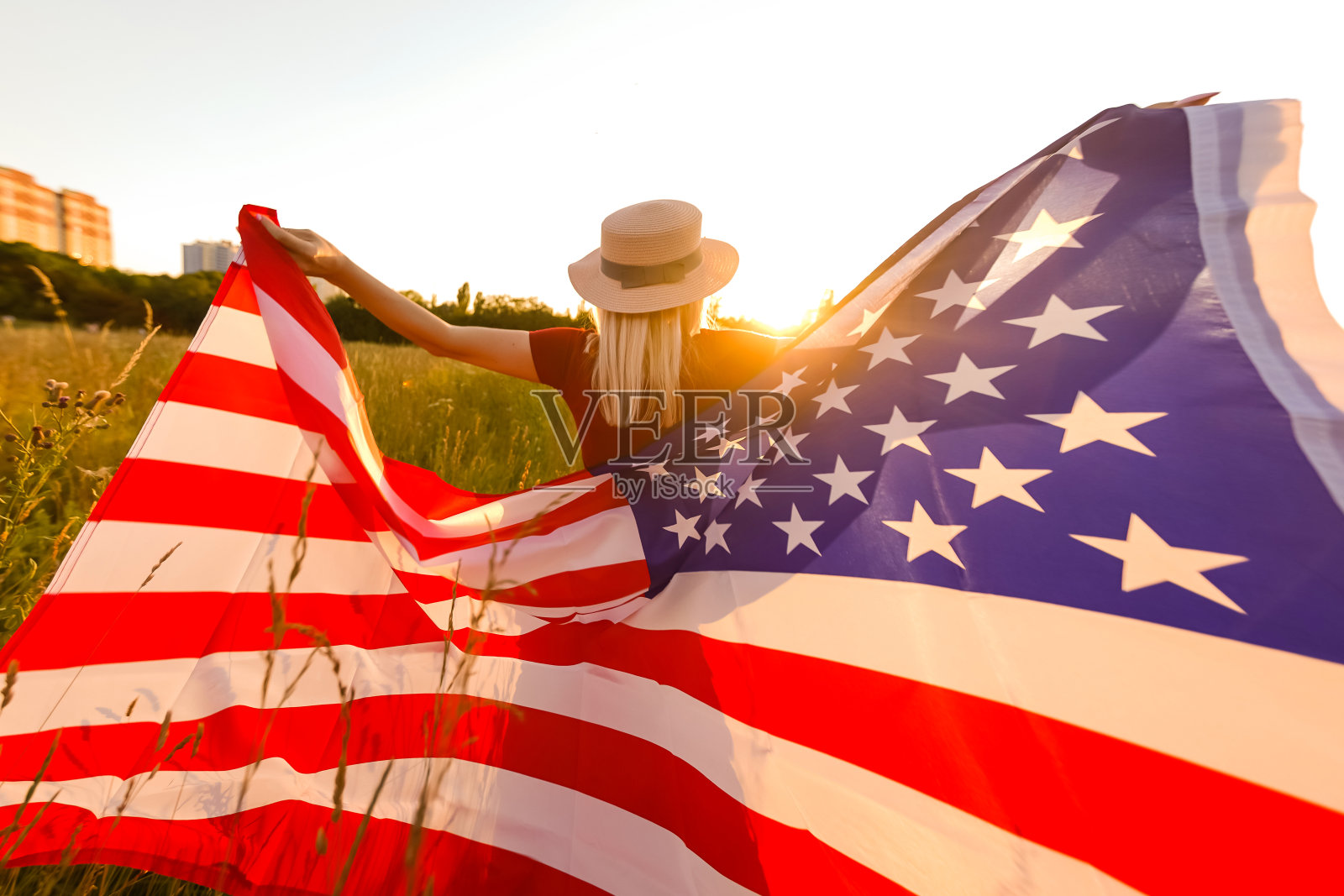 美丽的年轻女子与美国国旗照片摄影图片