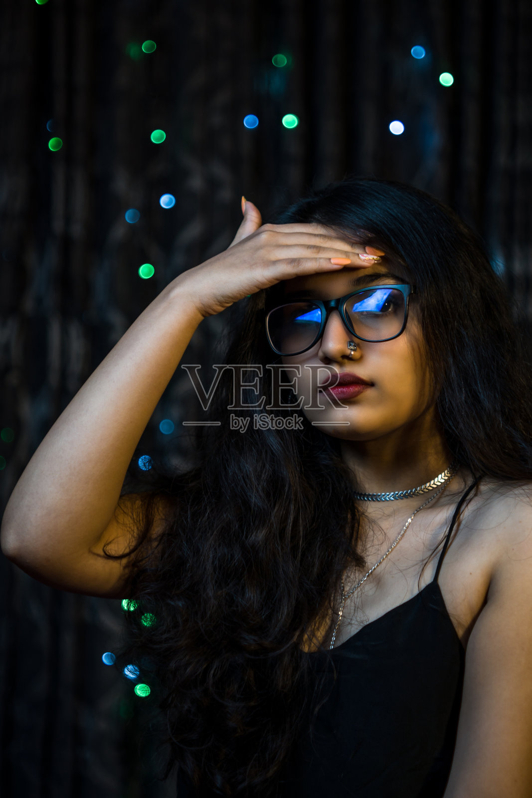 自信的女人,化妆和时尚的发型照片摄影图片