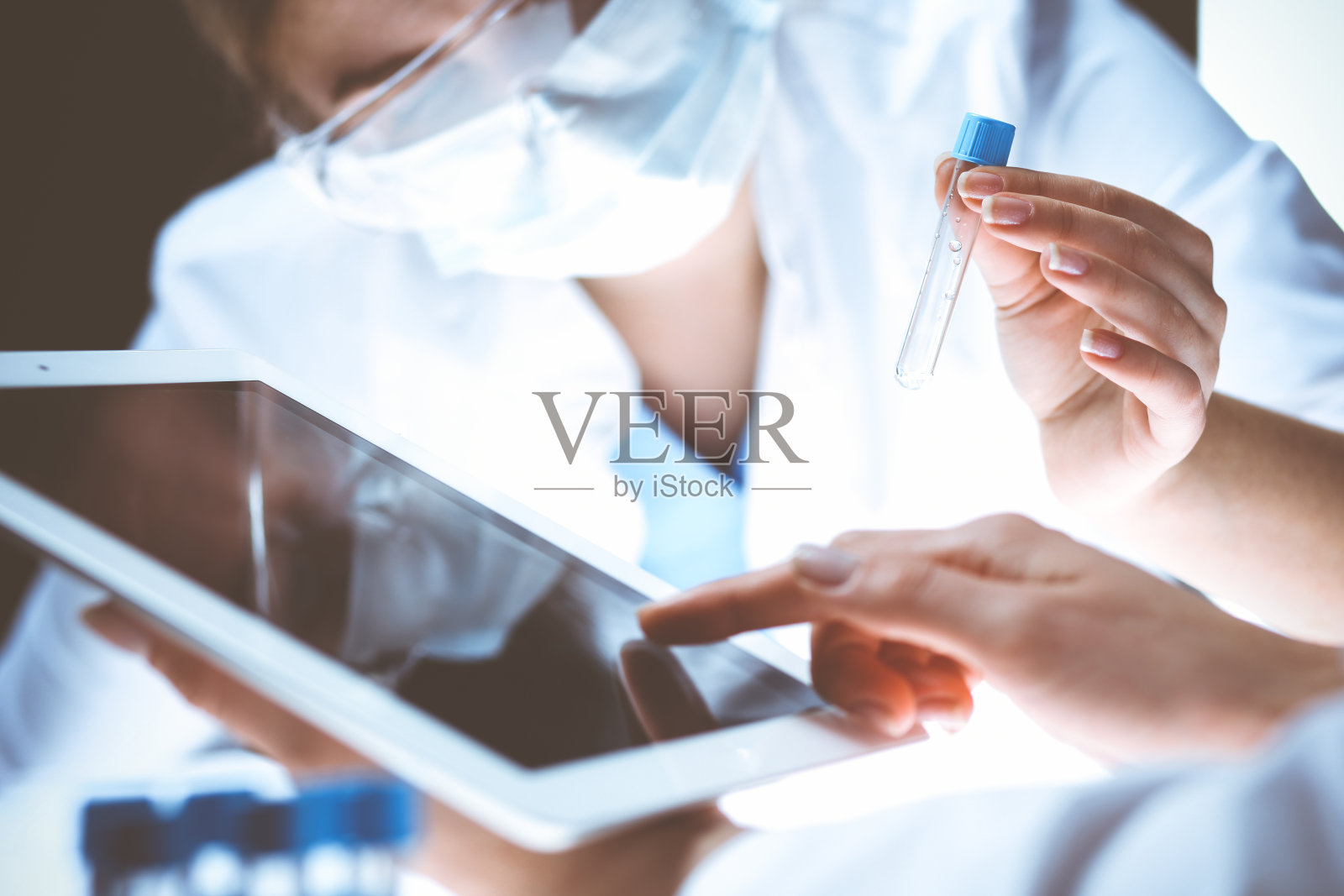 冠状病毒大流行。专业女科学家戴着防护眼镜,在实验室研究试管和试剂。药物和病毒防护的概念照片摄影图片