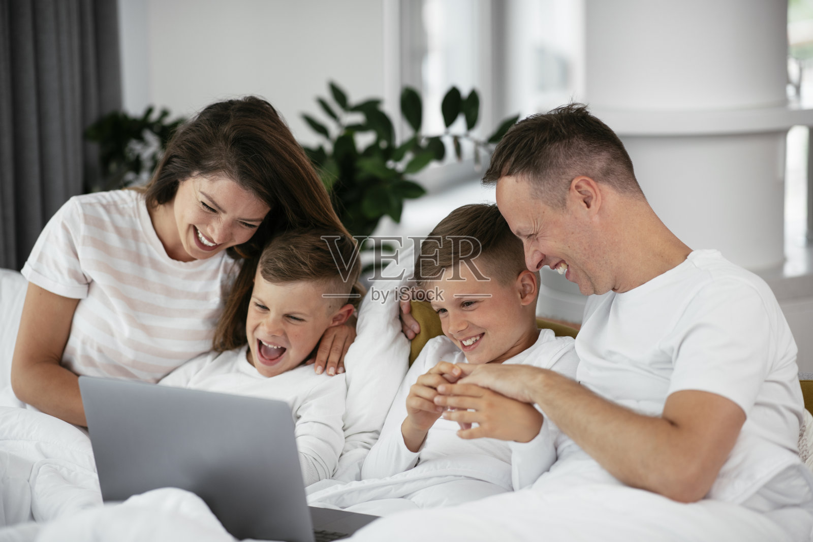 漂亮的父母和孩子在家里享受。照片摄影图片