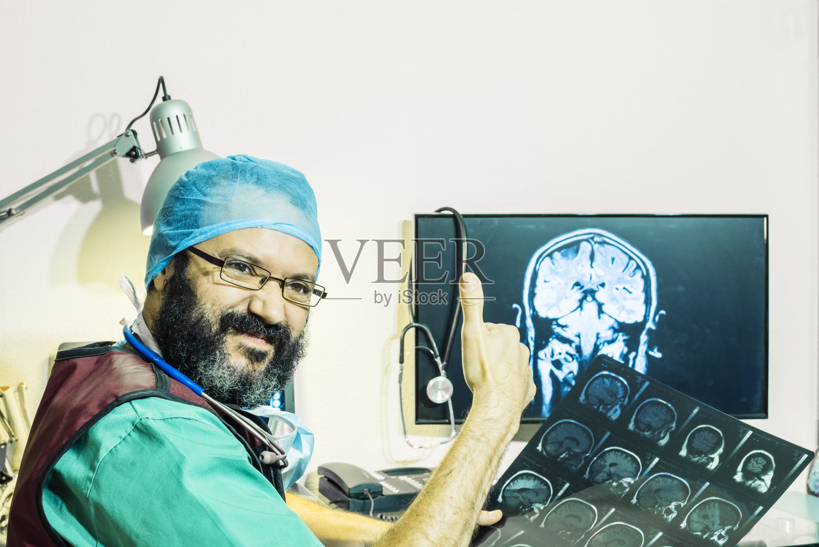 神经学家检查病人的磁共振。照片摄影图片