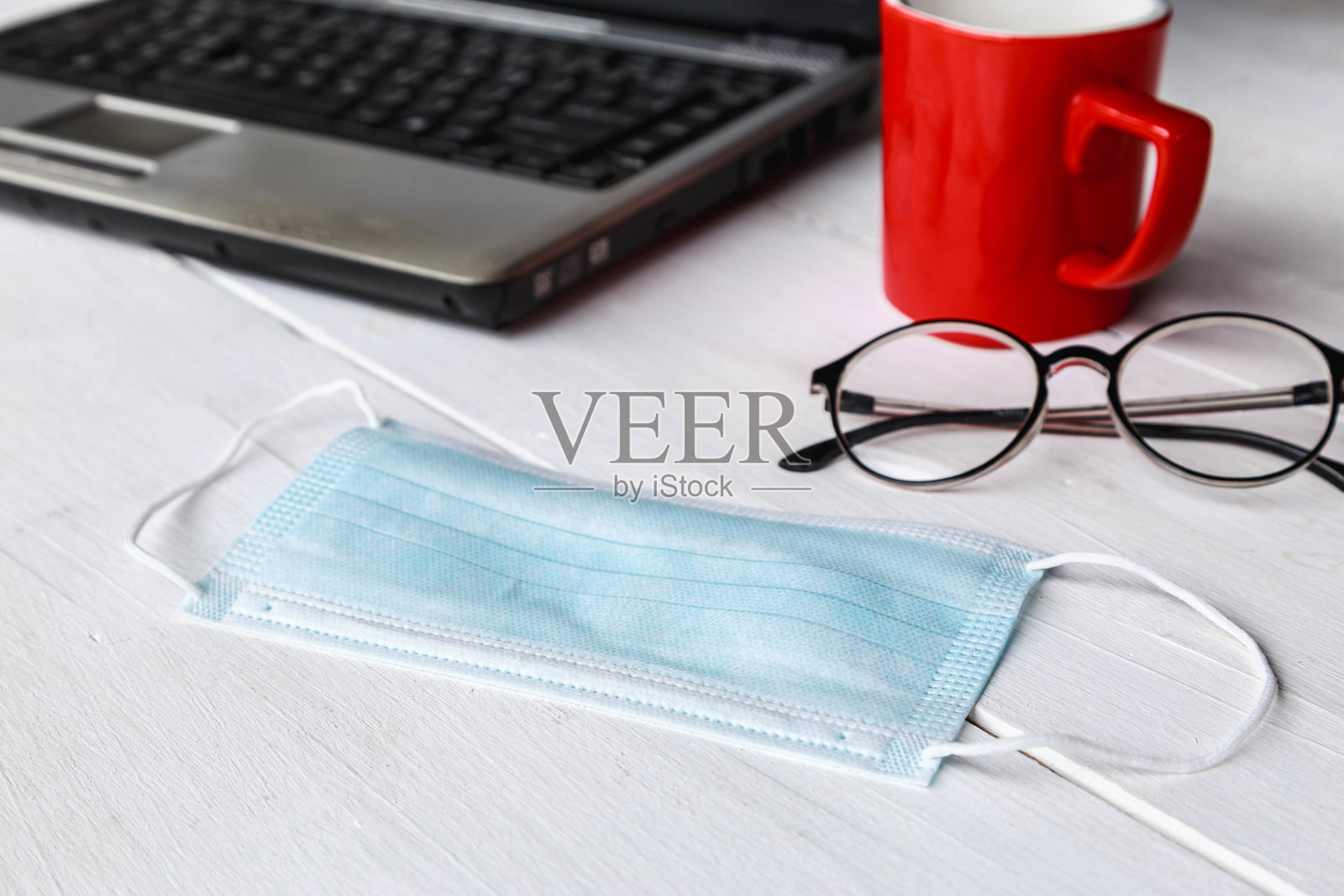 桌上放着防护口罩照片摄影图片