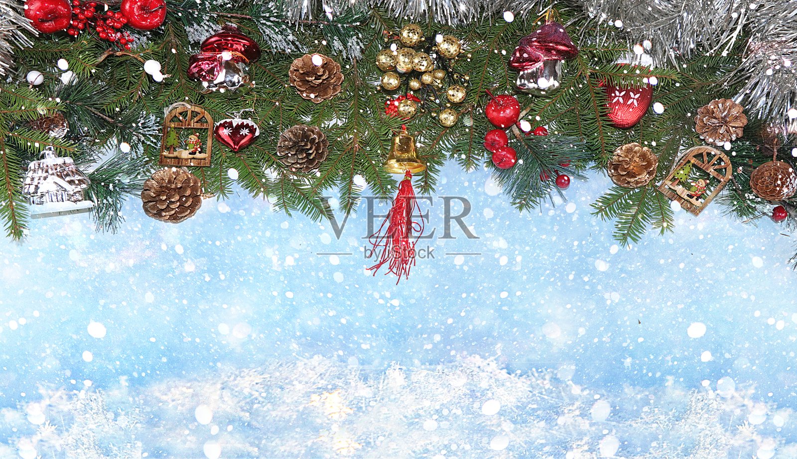 2021年新年快乐,背景是散景灯、彩球和雪花飘带。圣诞装饰品、明信片、陈列横幅、假日促销产品设置、照片摄影图片