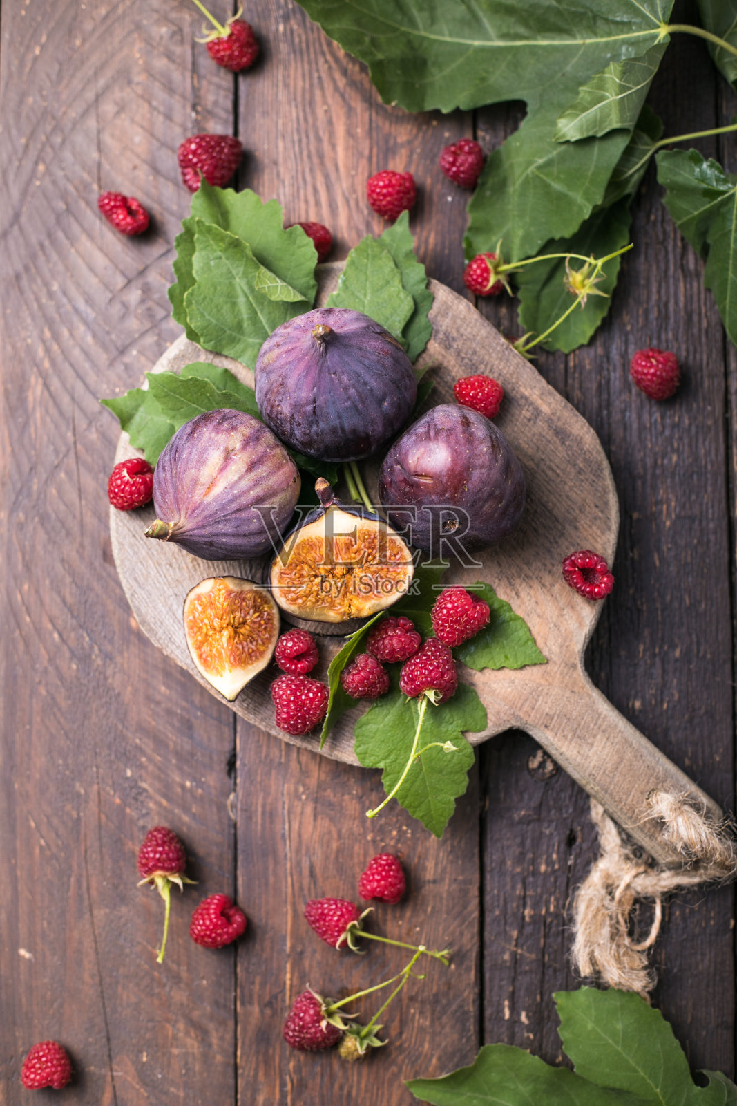 黑桌上放着新鲜成熟的无花果。健康的地中海无花果。黑色背景上的新鲜无花果照片摄影图片