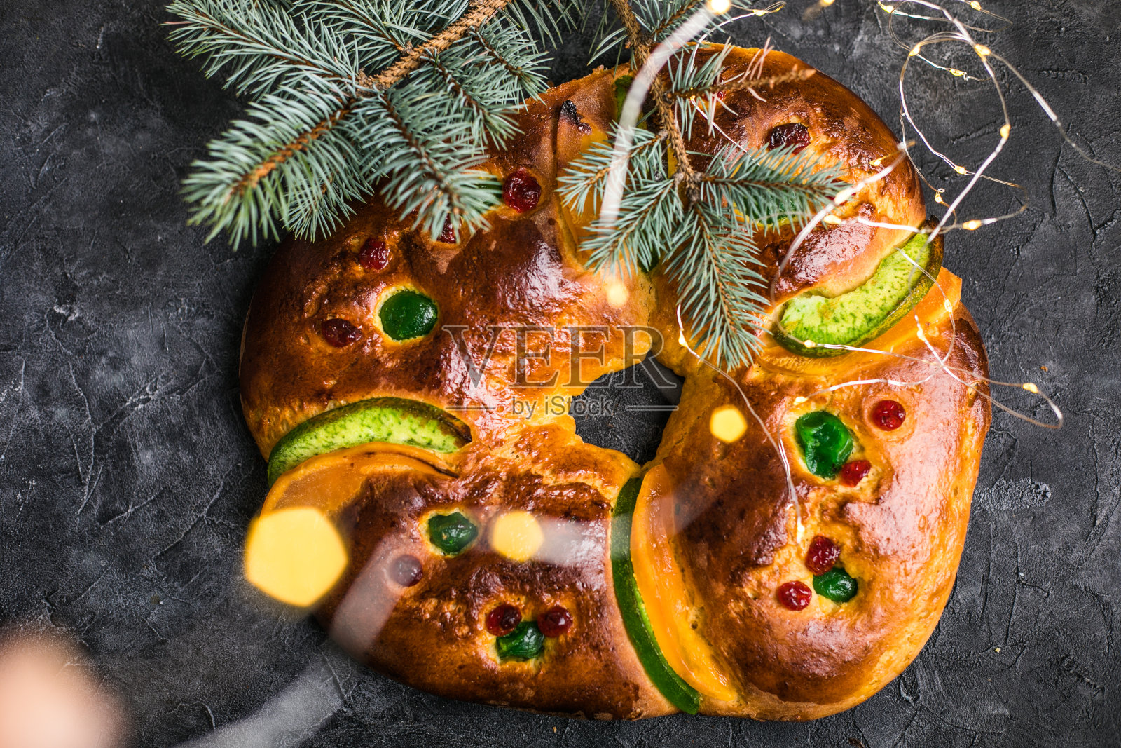 Rosca de reyes,西班牙三王蛋糕在主显节,在一个灰色的乡村桌子上照片摄影图片