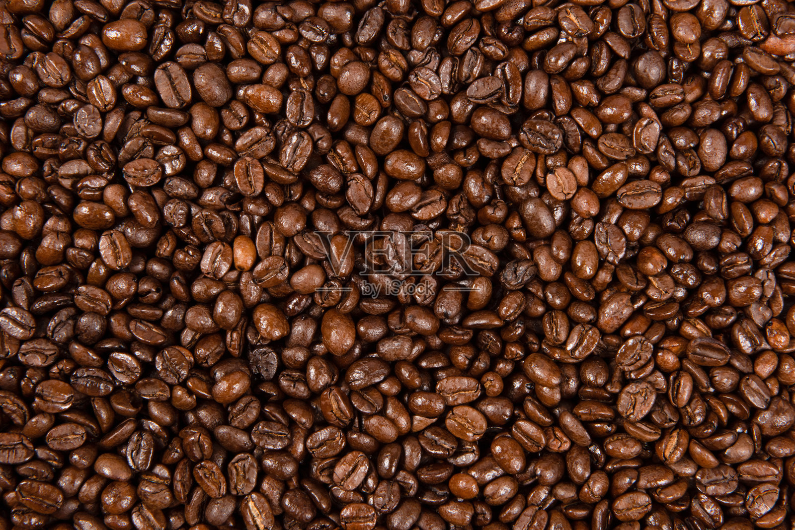 新鲜烘焙咖啡豆背景。关闭了。照片摄影图片