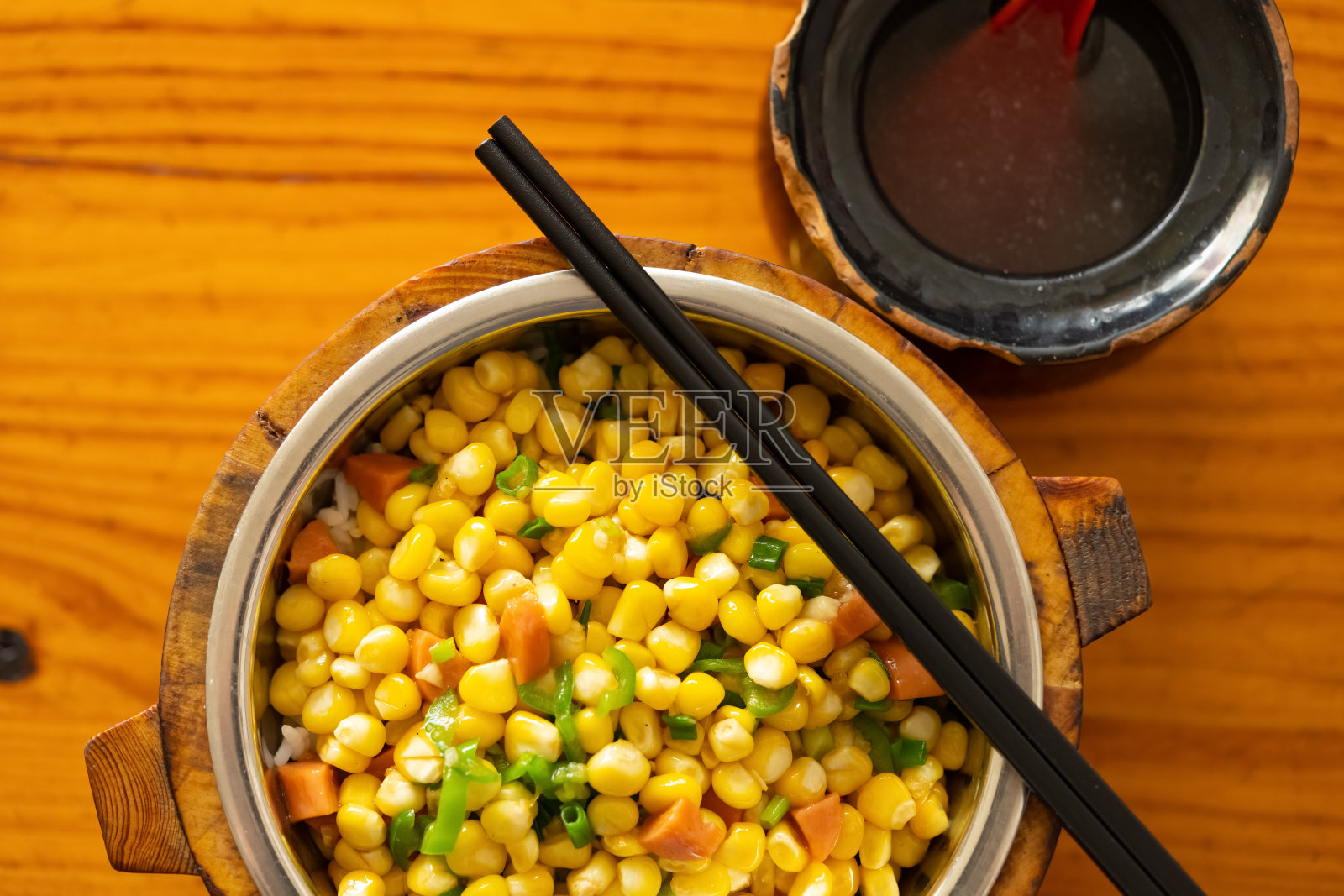 俯视图快餐油炸火腿和玉米与碗汤照片摄影图片