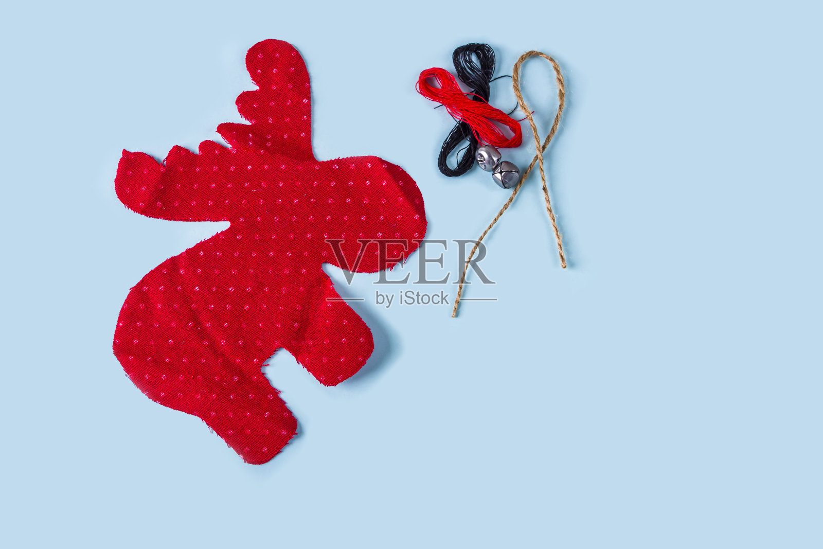 DIY的概念和孩子的创造力。一步一步的指导:和学龄前儿童一起缝制一个柔软的公牛玩具(2021的象征)。第一步准备工具(织物图案、棉毛线)照片摄影图片