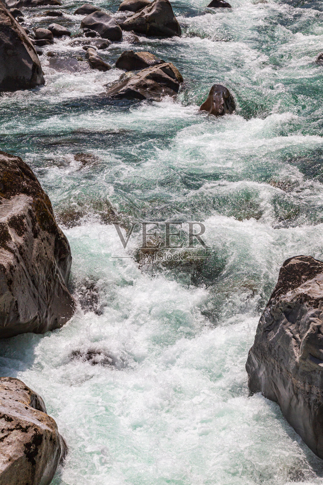 峡湾国家公园。在石头之间快速流动。新西兰南岛照片摄影图片