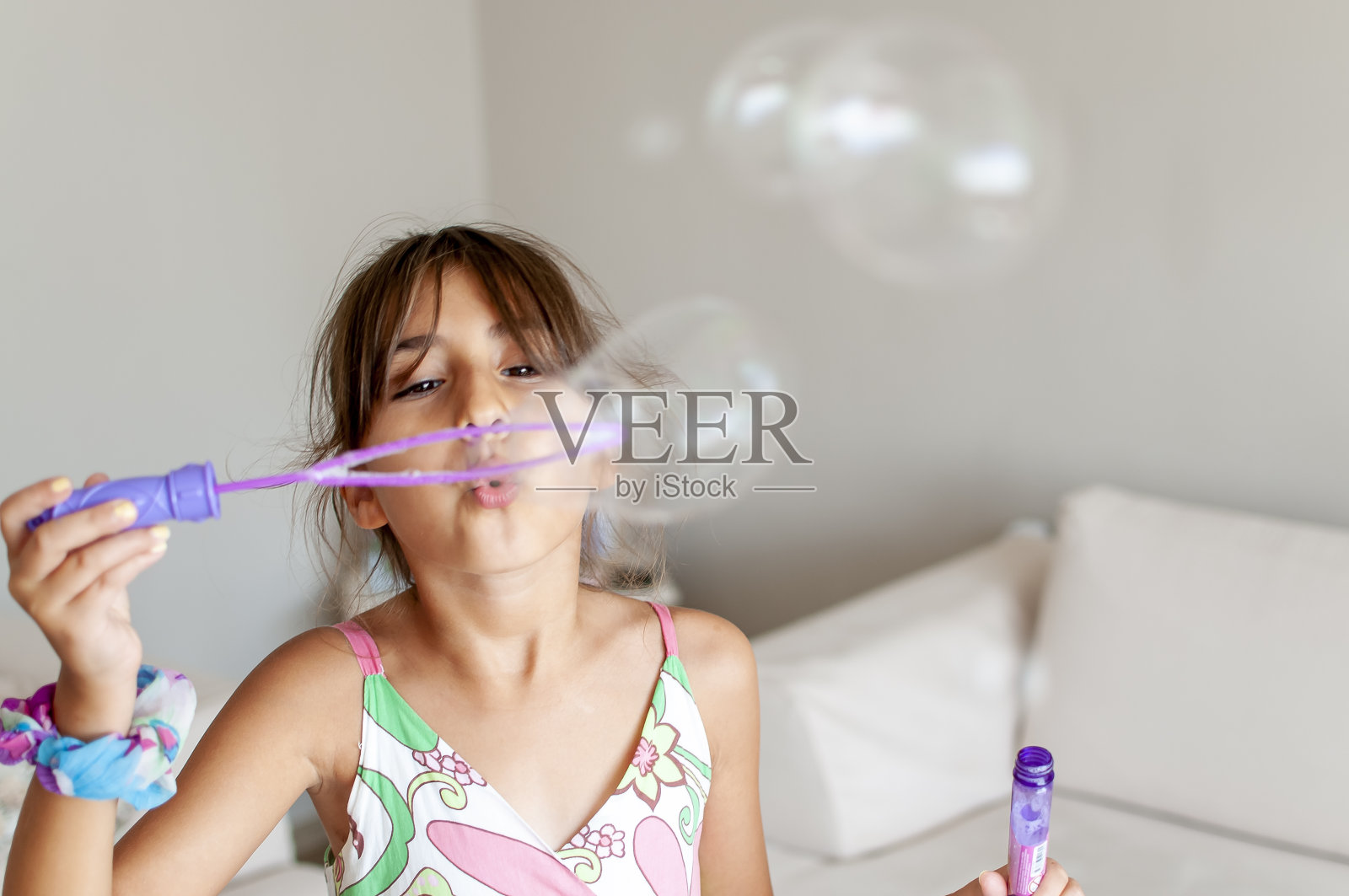 可爱的女孩在玩肥皂泡照片摄影图片