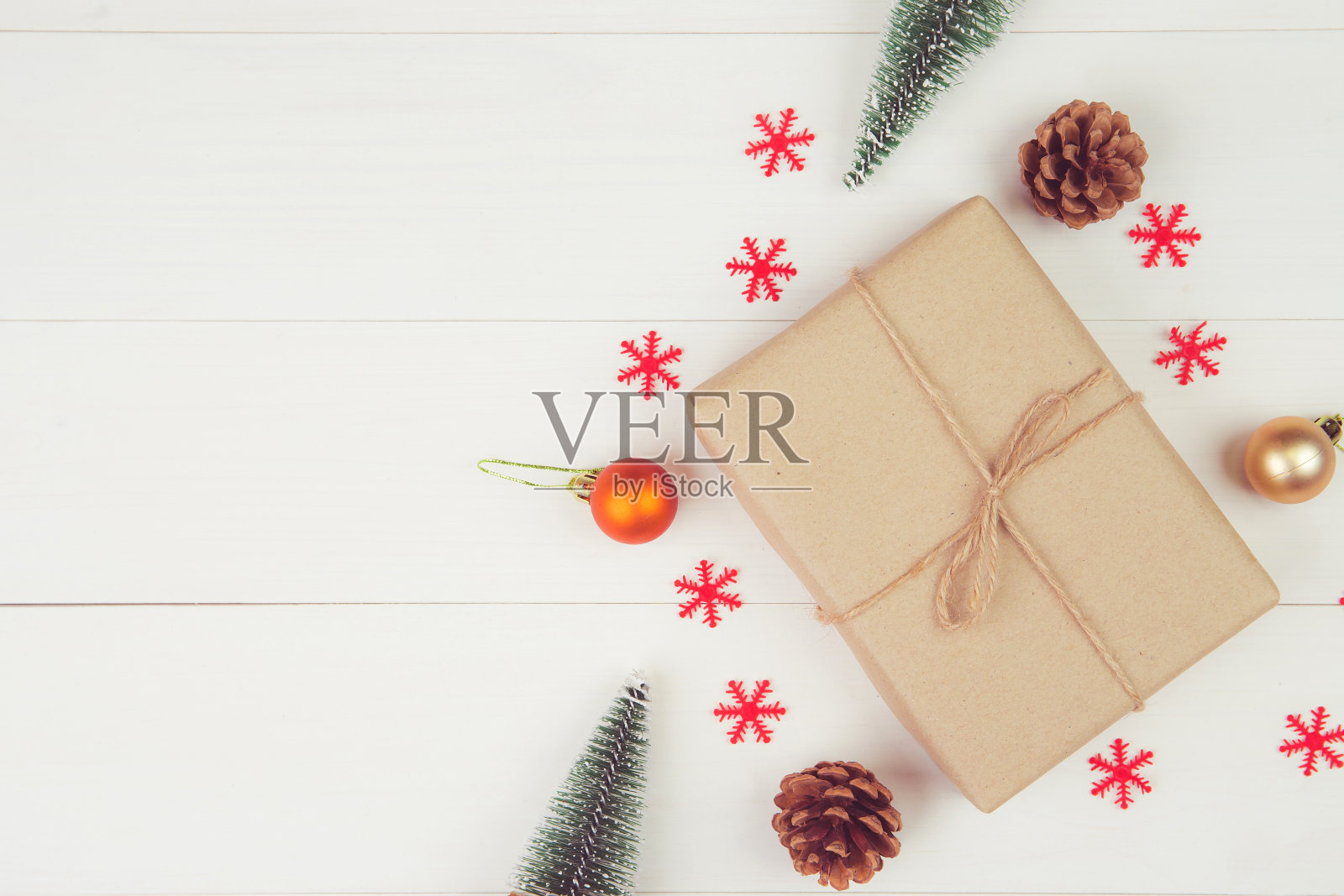 圣诞假日的构图与礼品盒装饰在木制背景上,新年和圣诞节或周年与礼物在季节木桌子上,俯视图或平铺,复制空间。照片摄影图片