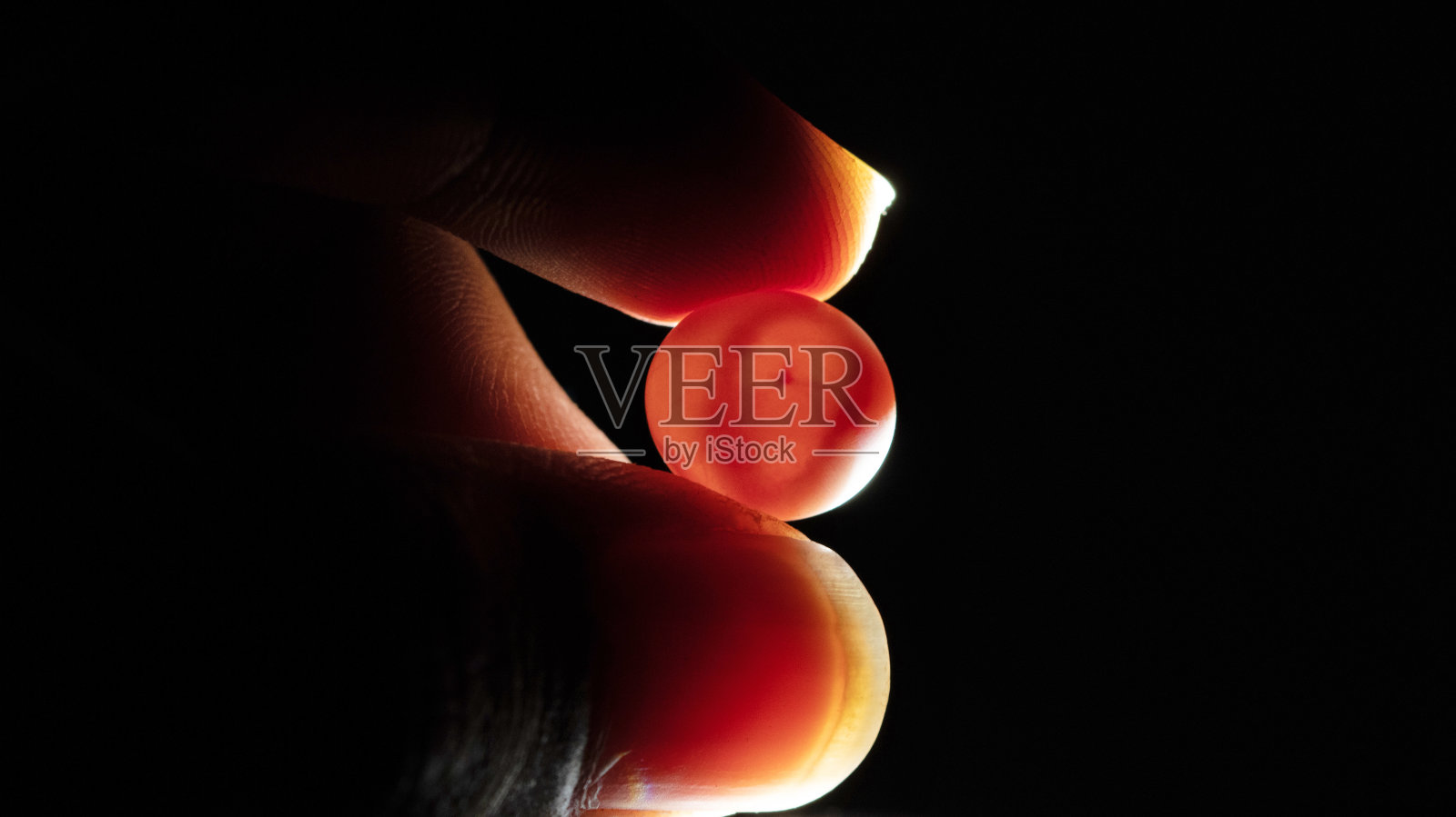 在灯光下检查鸡蛋是否有生命迹象照片摄影图片