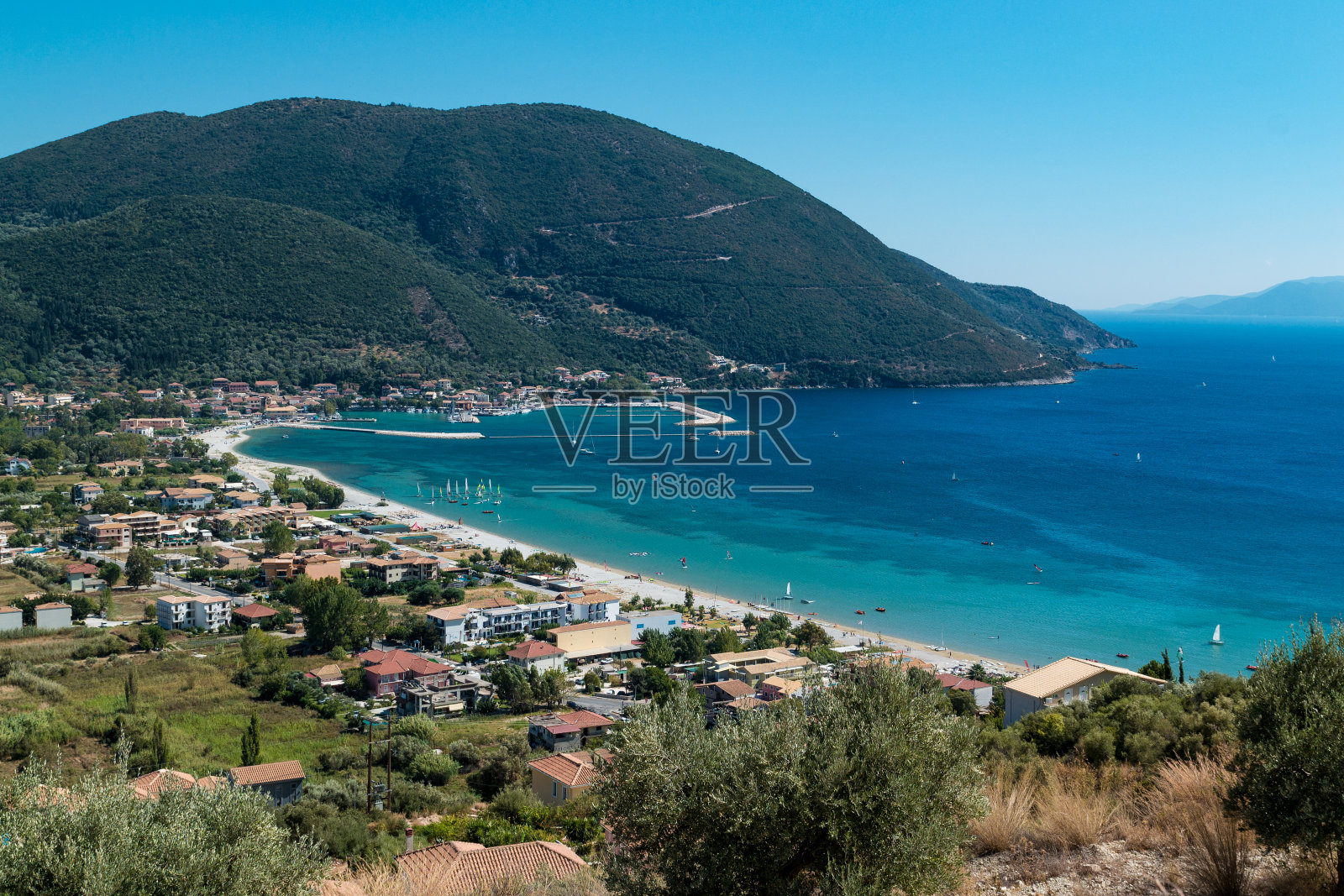 俯瞰Vasiliki村,Lefkada岛,希腊。夏天的假期。Vasiliki海滩。照片摄影图片