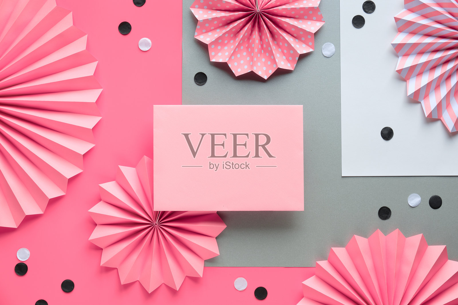 粉色纸框架与折叠纸扇黑色,粉色和白色在两种色调的背景照片摄影图片