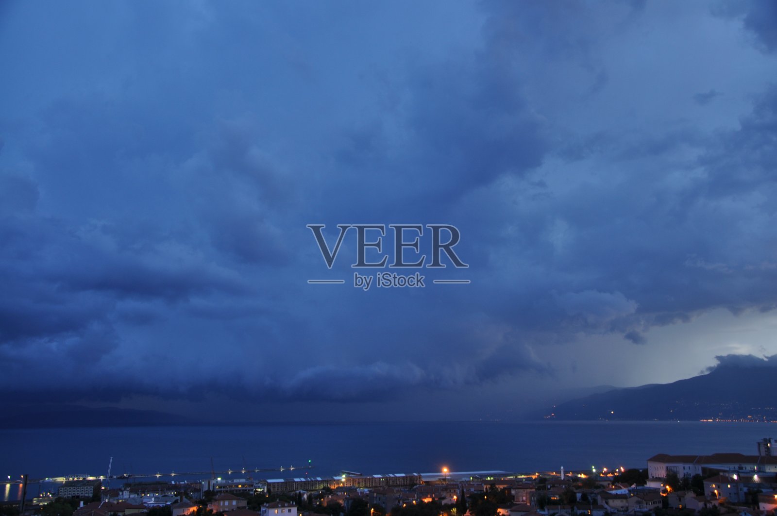 风暴和云架翻滚亚得里亚海到城市里耶卡,克罗地亚照片摄影图片