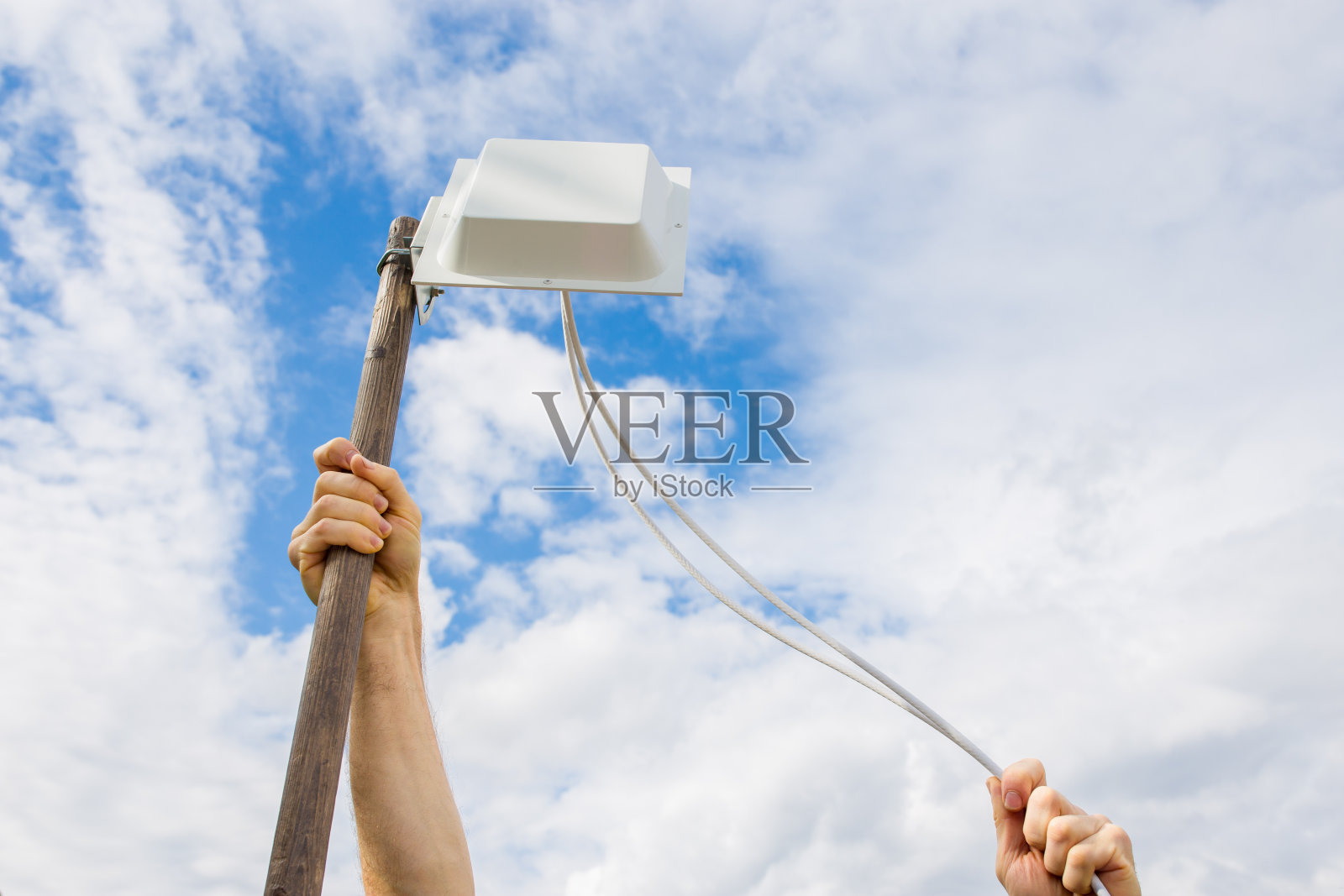 天线安装。改善移动通信。村里有4G网络照片摄影图片