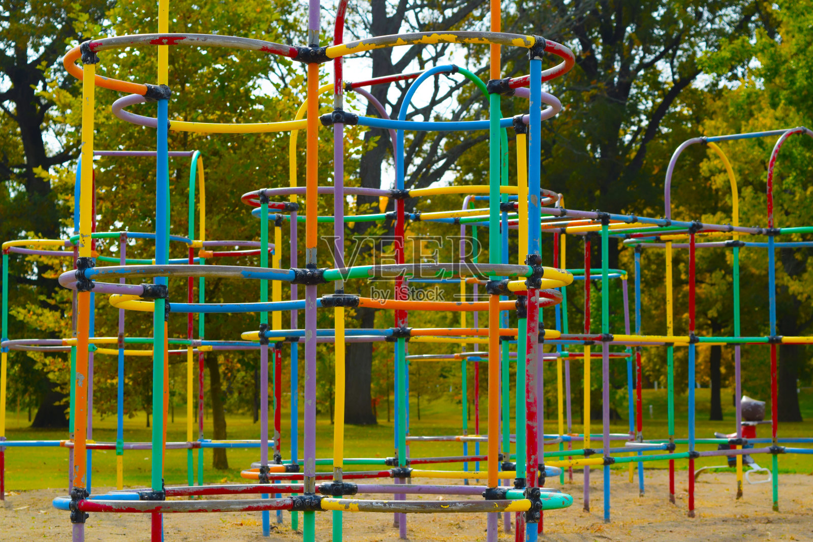 城市公园里五颜六色的游乐场设备照片摄影图片